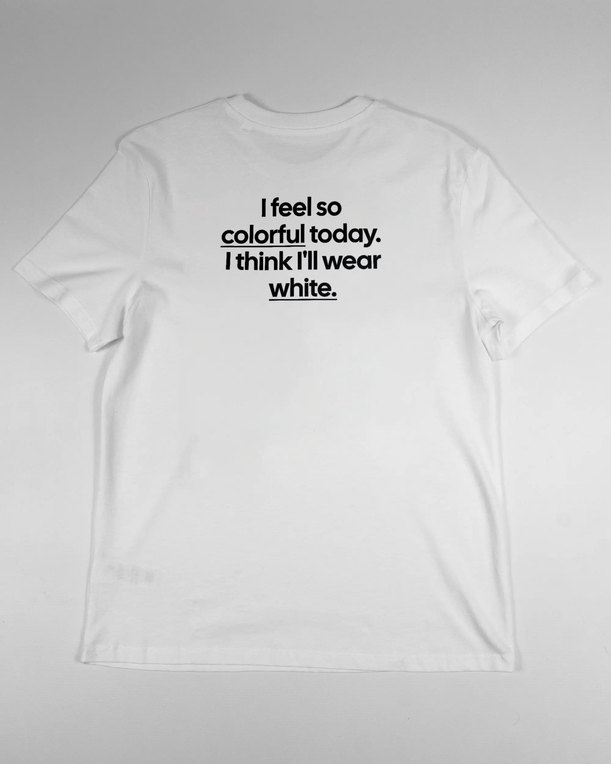 Rückseite des Organic Unisex T-Shirt Casual von Maondo mit dem Design Colorful Day in der Farbe White und in der Größe S flach auf den Boden gelegt