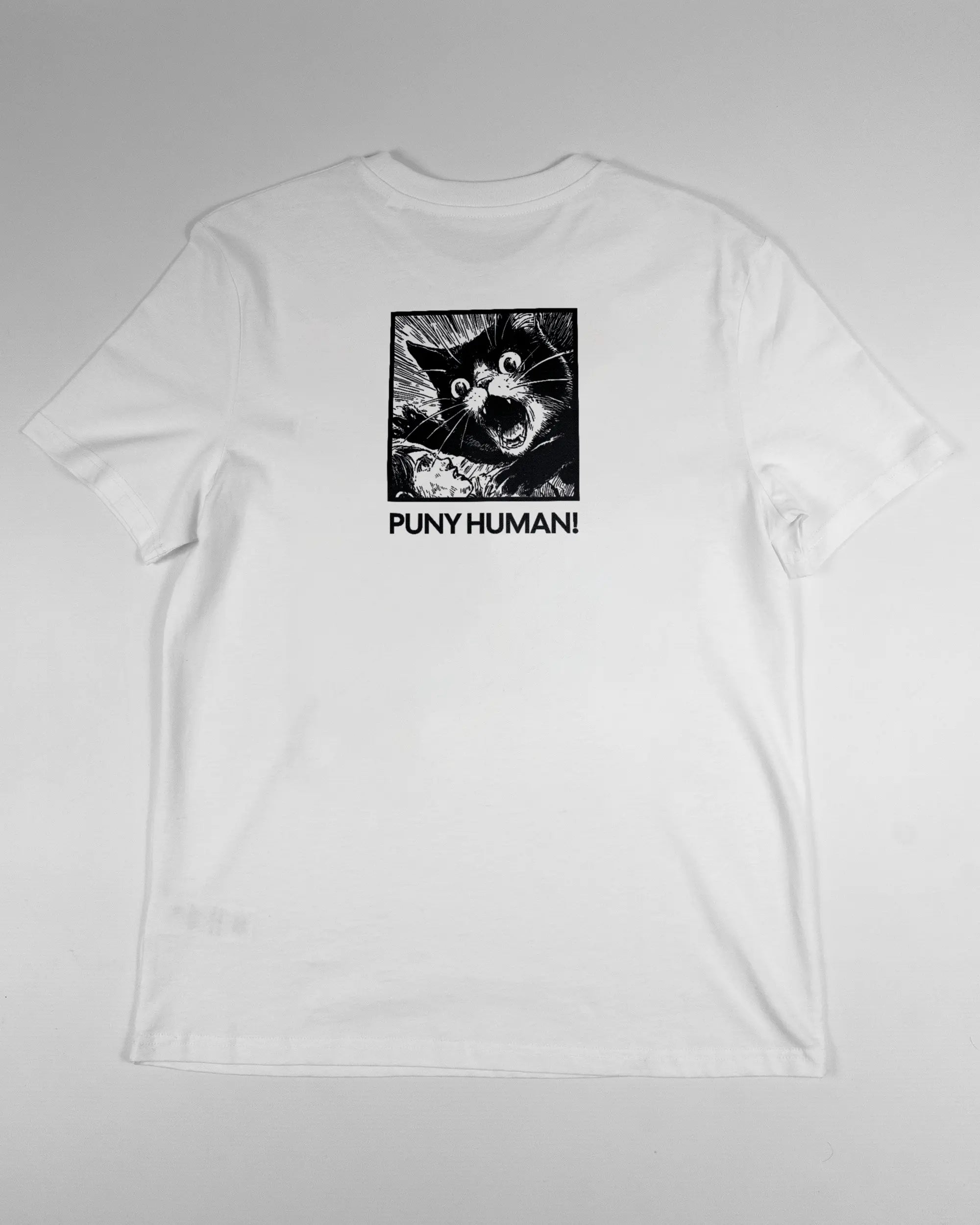Rückseite des Organic Unisex T-Shirt Casual von Maondo mit dem Design Puny Human in der Farbe White und in der Größe S flach auf den Boden gelegt