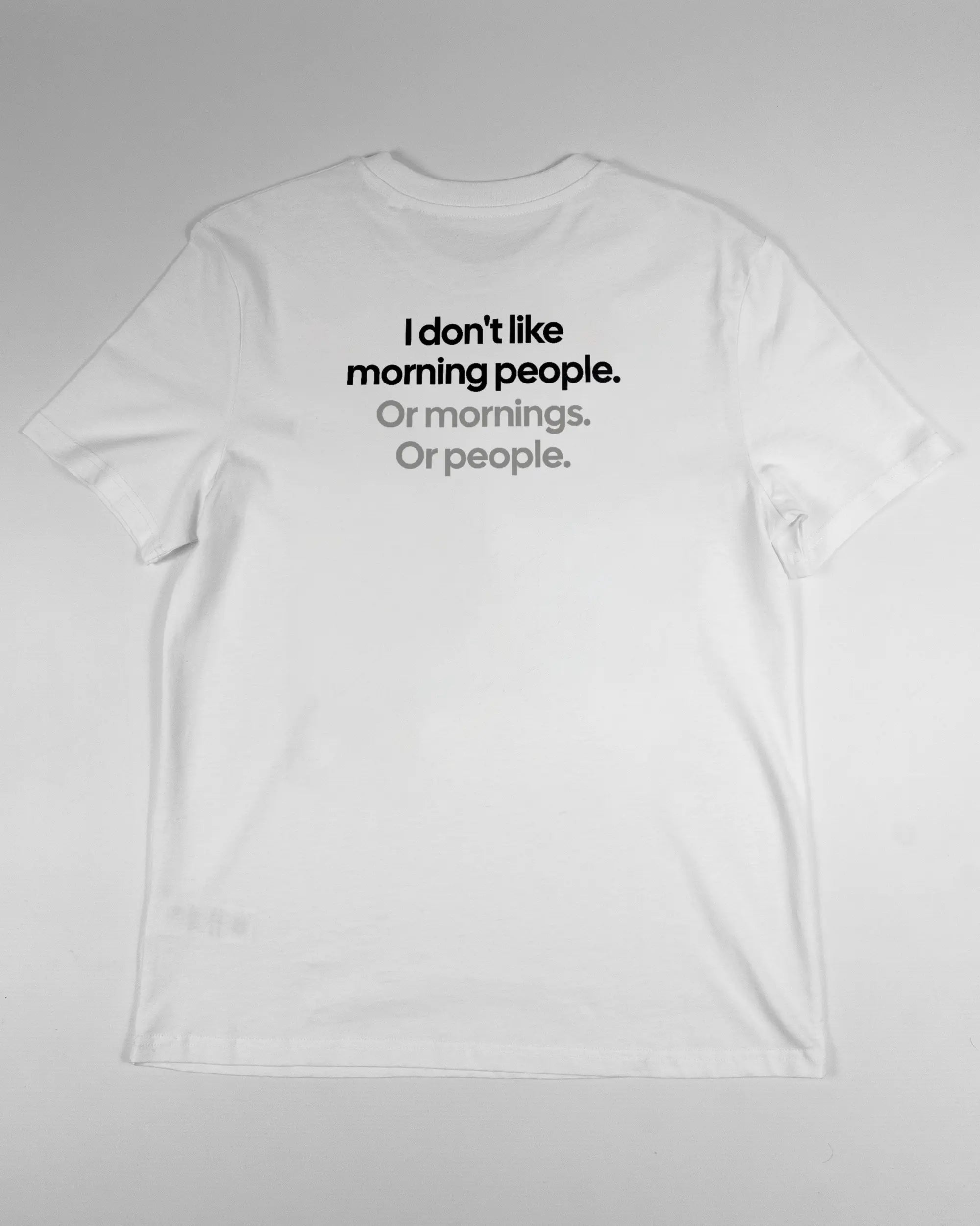 Rückseite des Organic Unisex T-Shirt Casual von Maondo mit dem Design Morning Person in der Farbe White und in der Größe S flach auf den Boden gelegt