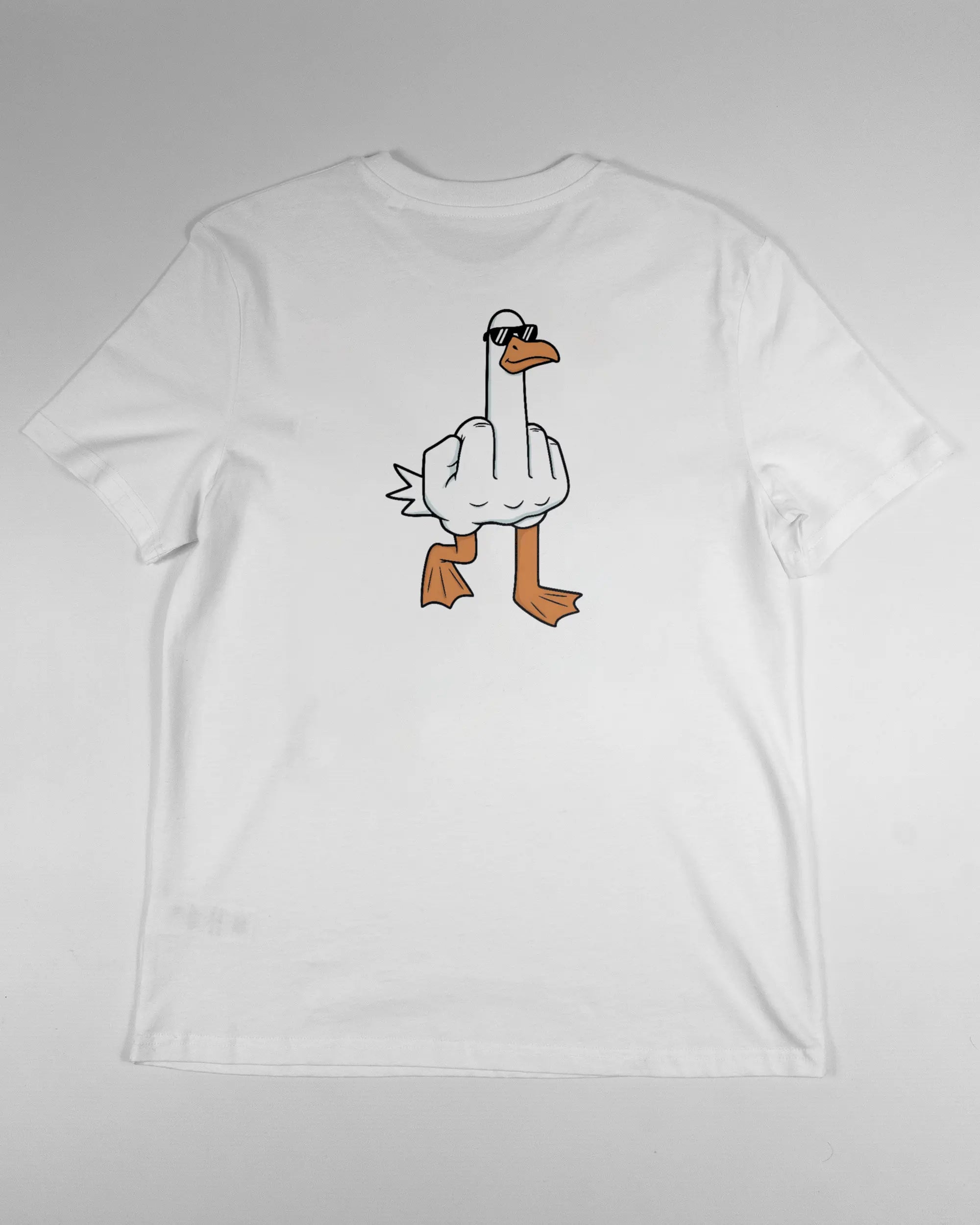 Rückseite des Organic Unisex T-Shirt Casual von Maondo mit dem Design I give a duck in der Farbe White und in der Größe S flach auf den Boden gelegt