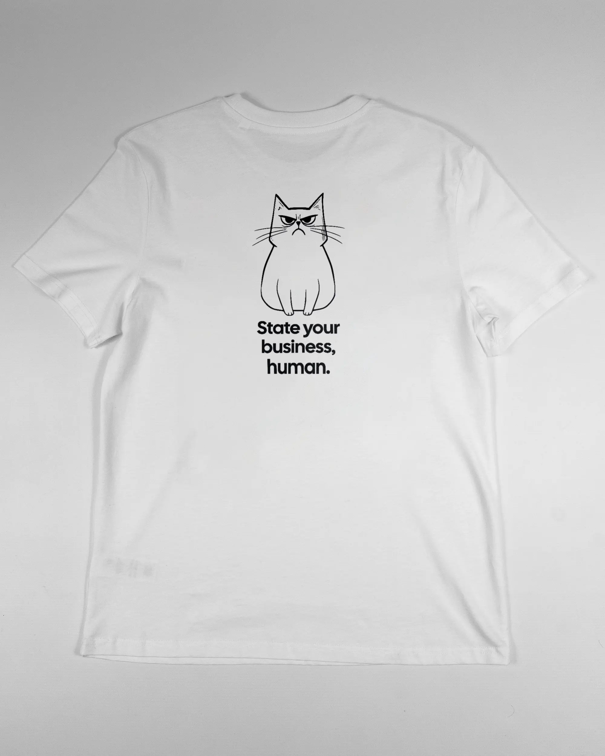 Rückseite des Organic Unisex T-Shirt Casual von Maondo mit dem Design Grumpy Purr in der Farbe White und in der Größe S flach auf den Boden gelegt