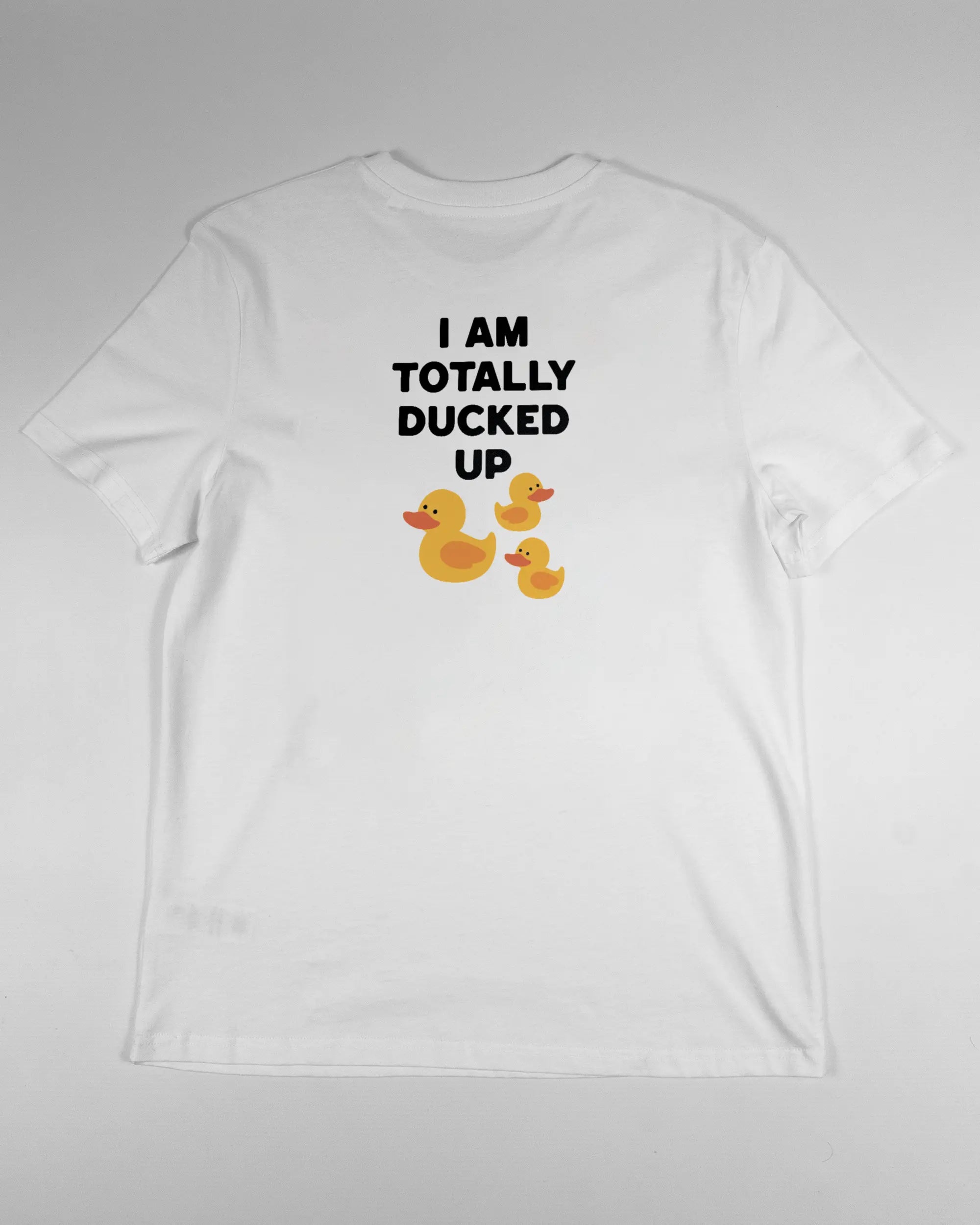 Rückseite des Organic Unisex T-Shirt Casual von Maondo mit dem Design Ducked Up in der Farbe White und in der Größe S flach auf den Boden gelegt