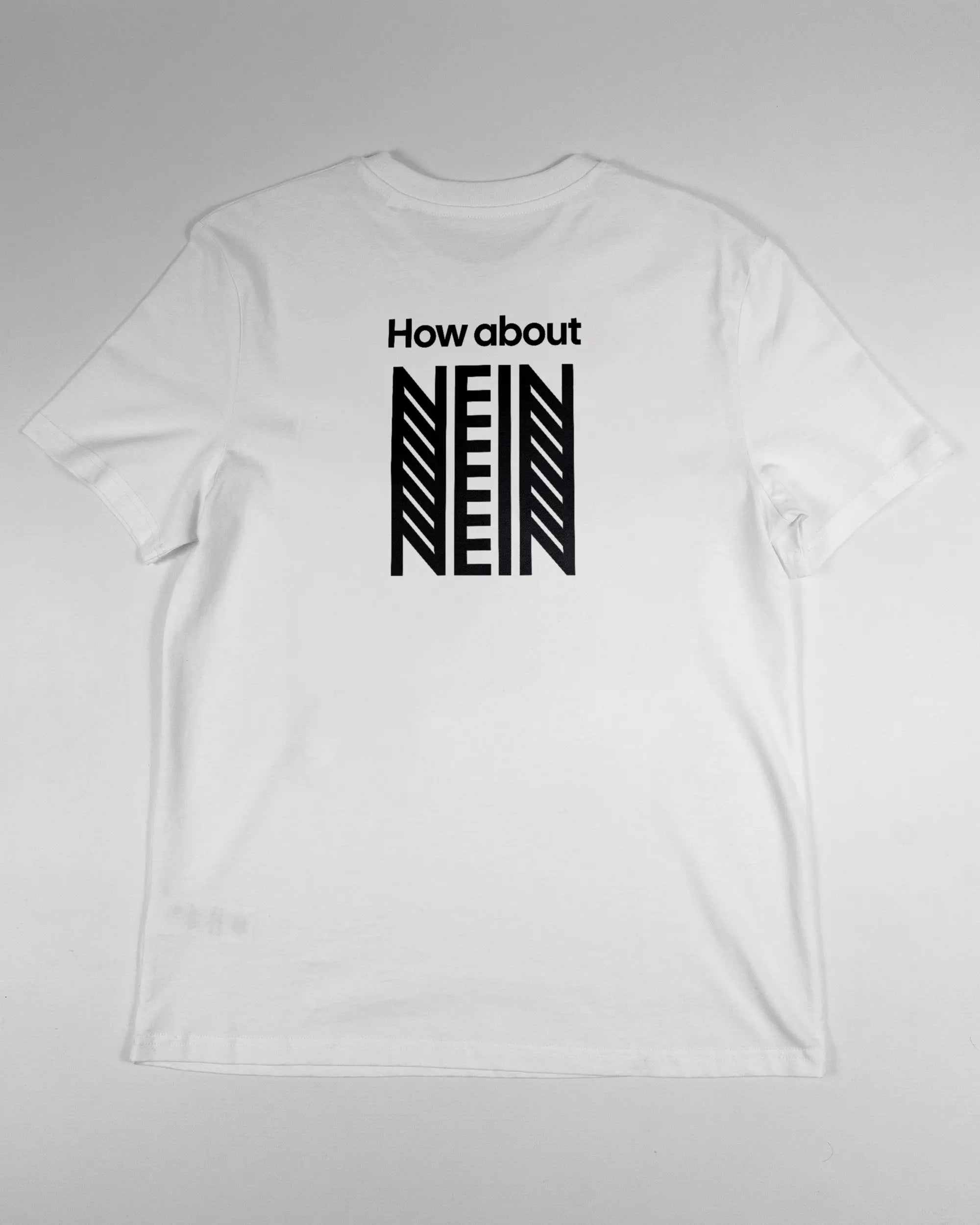 Rückseite des Organic Unisex T-Shirt Casual von Maondo mit dem Design How about nein in der Farbe White und in der Größe S flach auf den Boden gelegt