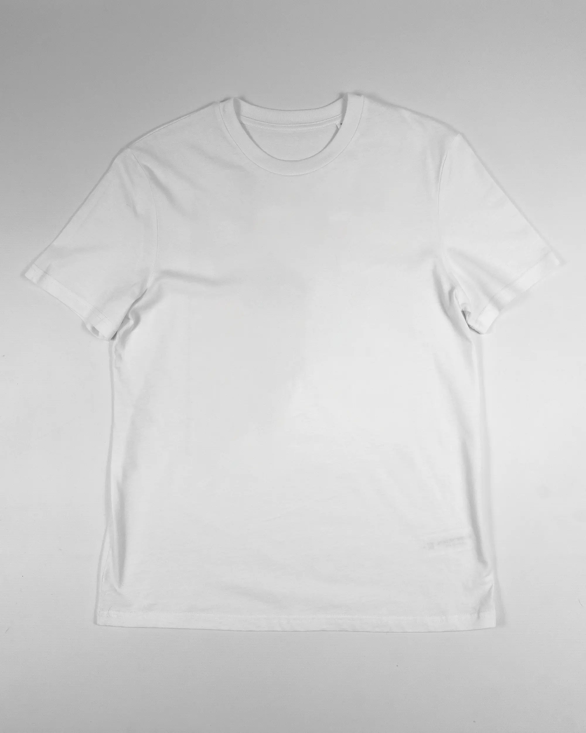 Vorderseite des Organic Unisex T-Shirt Casual von Maondo ohne Motiv in der Farbe White und in der Größe S flach auf den Boden gelegt