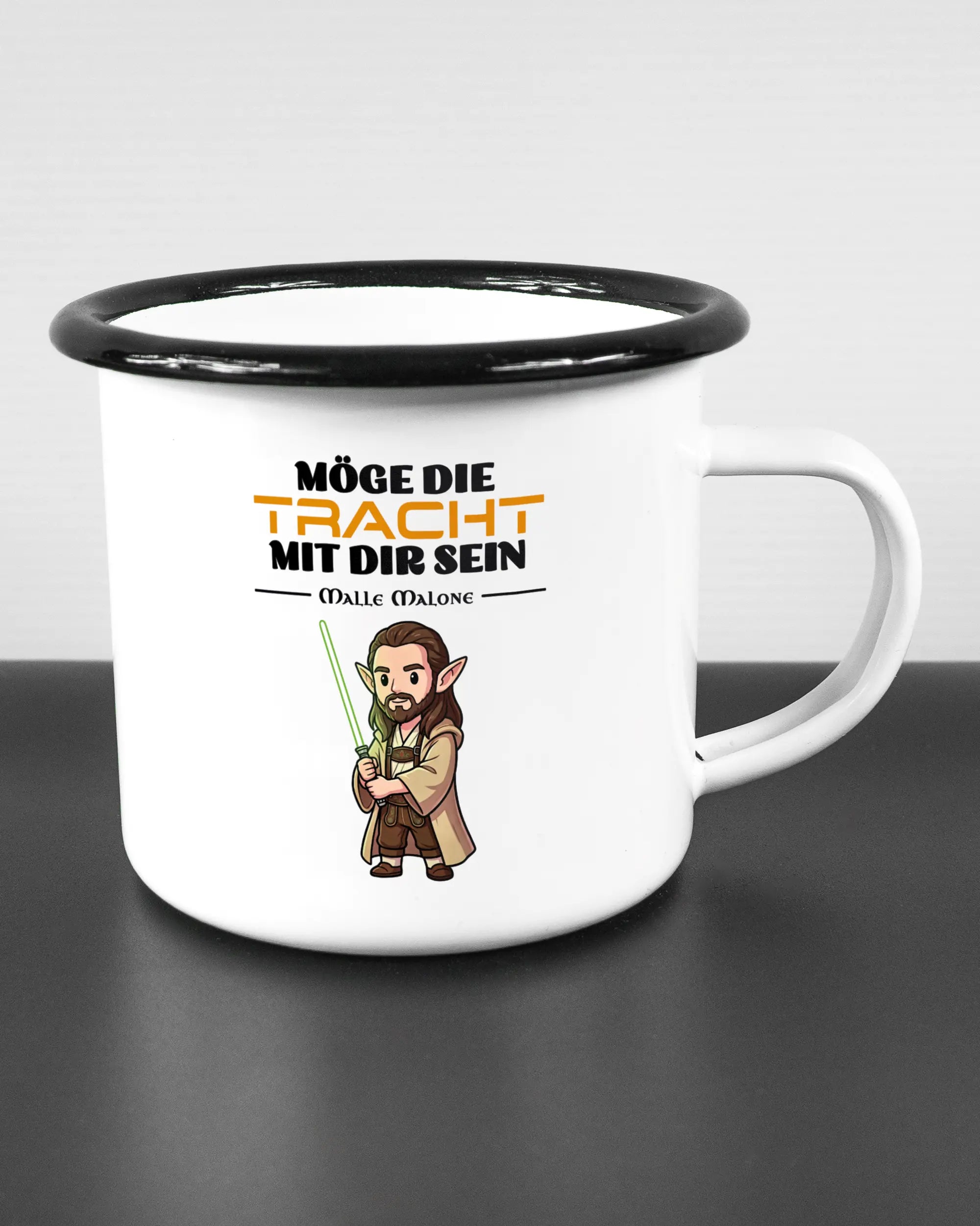 Alternativbild, das die rechte Seite der beidseitig bedruckten Emailletasse von Maondo mit dem Design Tracht mit dir in der Farbe White-Black auf einem Holztisch zeigt