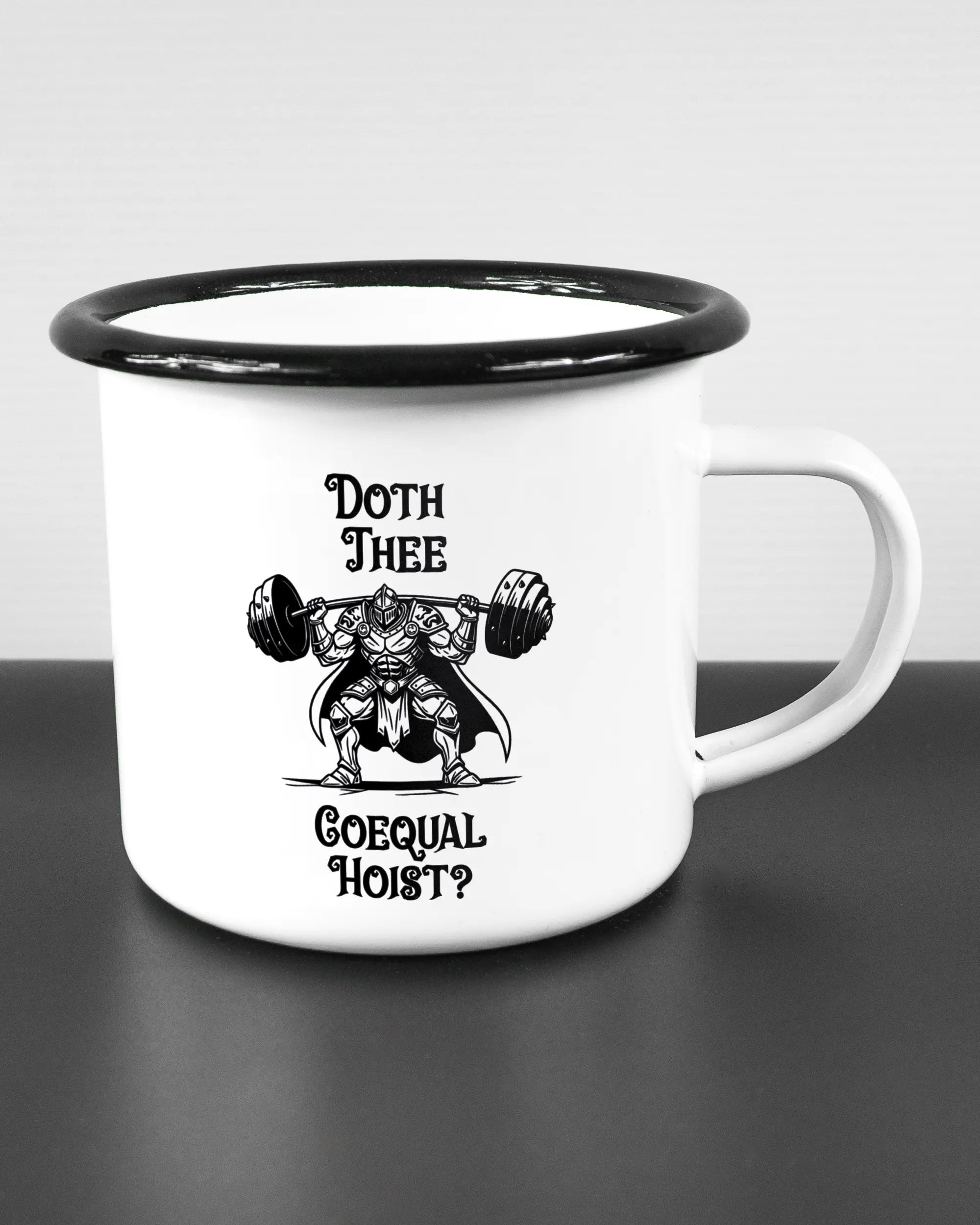 Alternativbild, das die rechte Seite der beidseitig bedruckten Emailletasse von Maondo mit dem Design Hoist Mode in der Farbe White-Black auf einem Holztisch zeigt