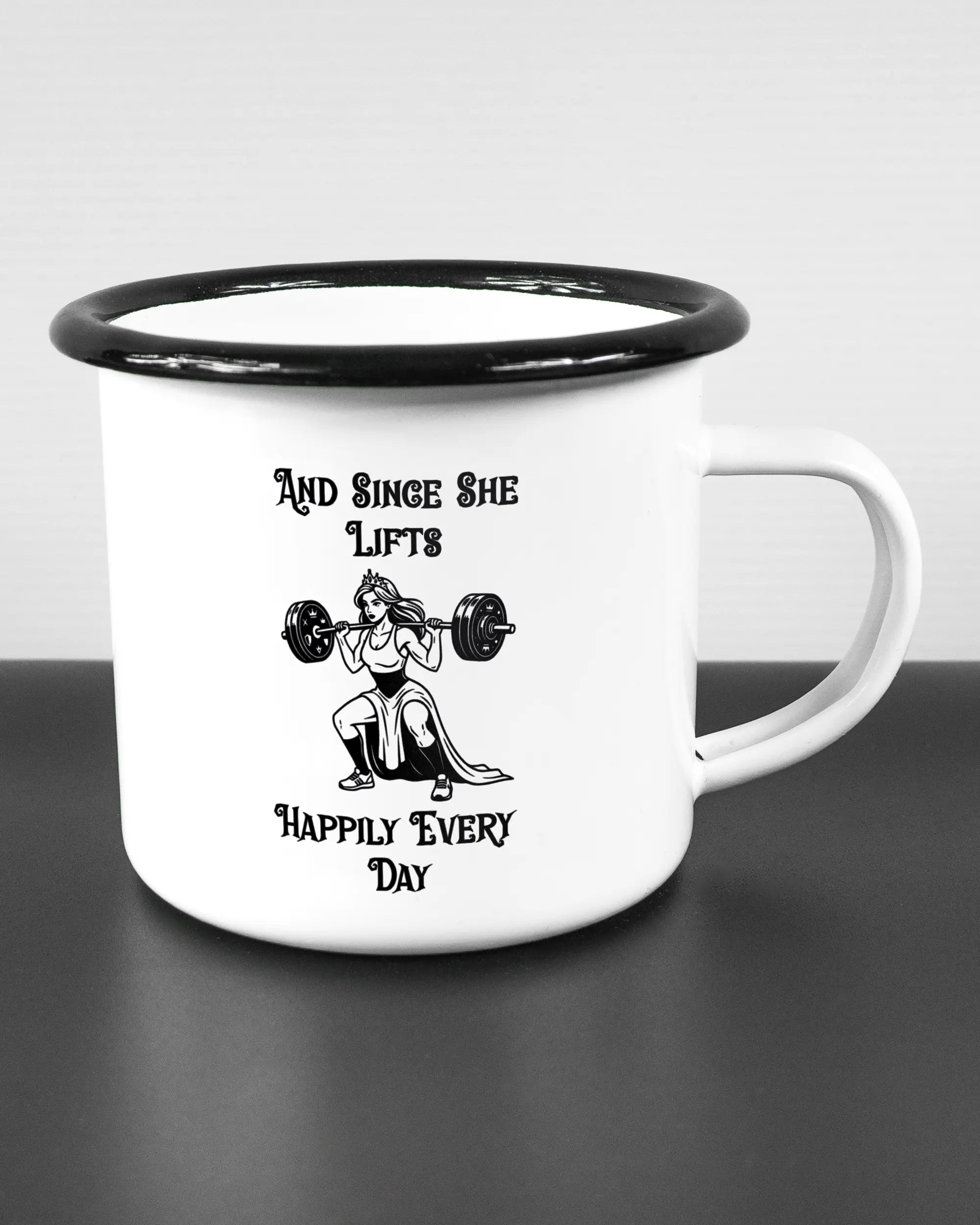 Alternativbild, das die rechte Seite der beidseitig bedruckten Emailletasse von Maondo mit dem Design Princess Lift in der Farbe White-Black auf einem Holztisch zeigt