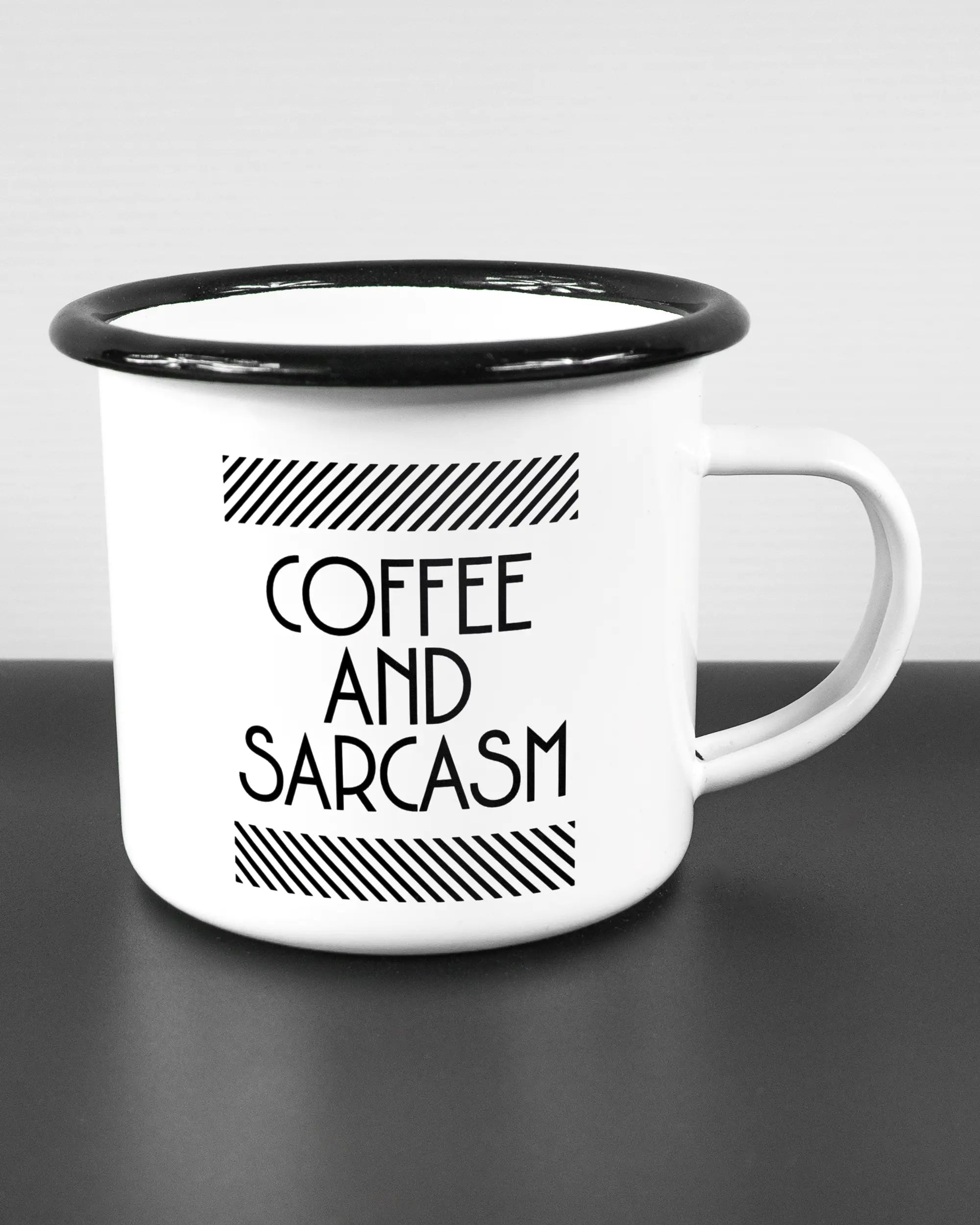 Alternativbild, das die rechte Seite der beidseitig bedruckten Emailletasse von Maondo mit dem Design Sarcastic Cup in der Farbe White-Black auf einem Holztisch zeigt