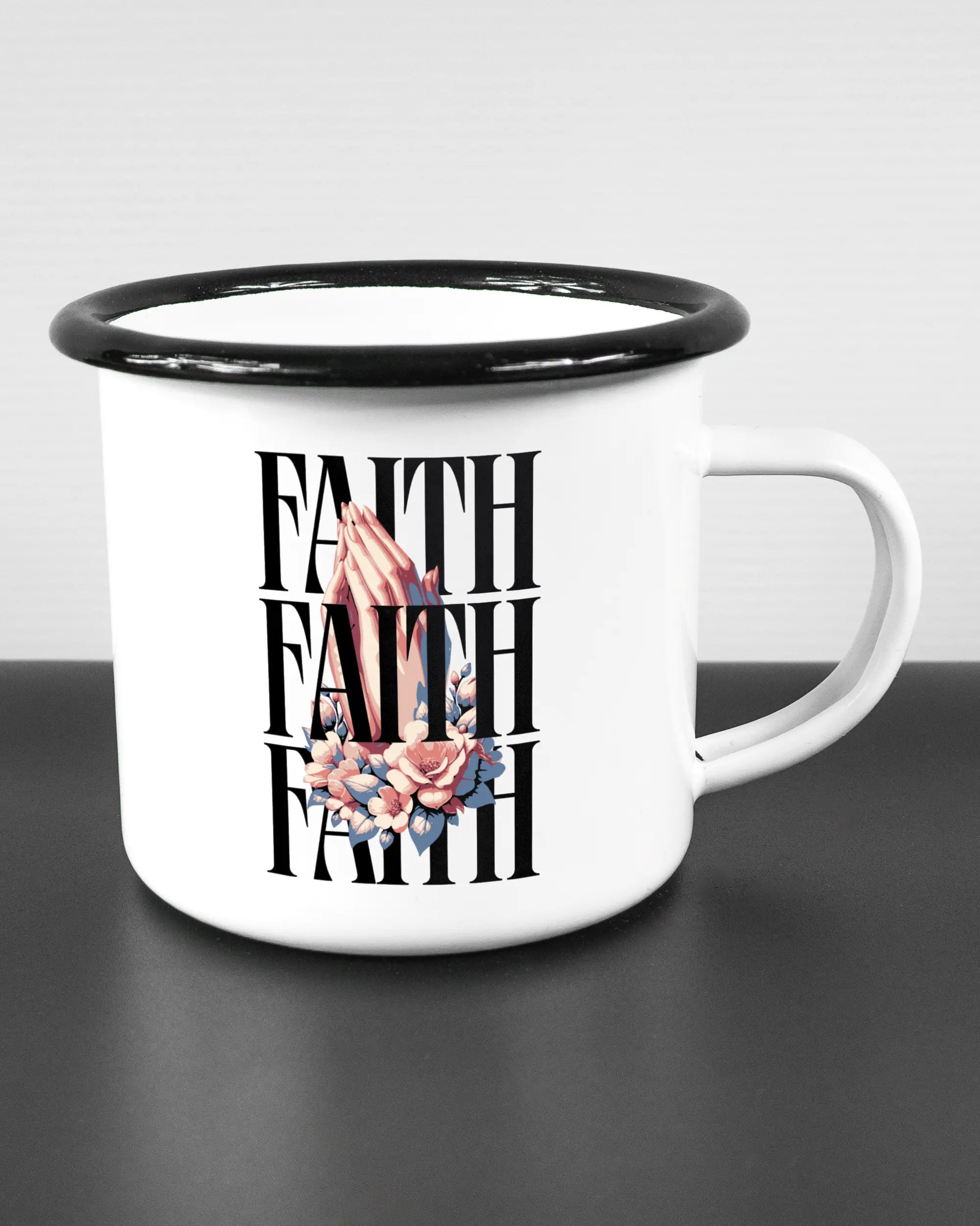 Alternativbild, das die rechte Seite der beidseitig bedruckten Emailletasse von Maondo mit dem Design Faith X3 in der Farbe White-Black auf einem Holztisch zeigt