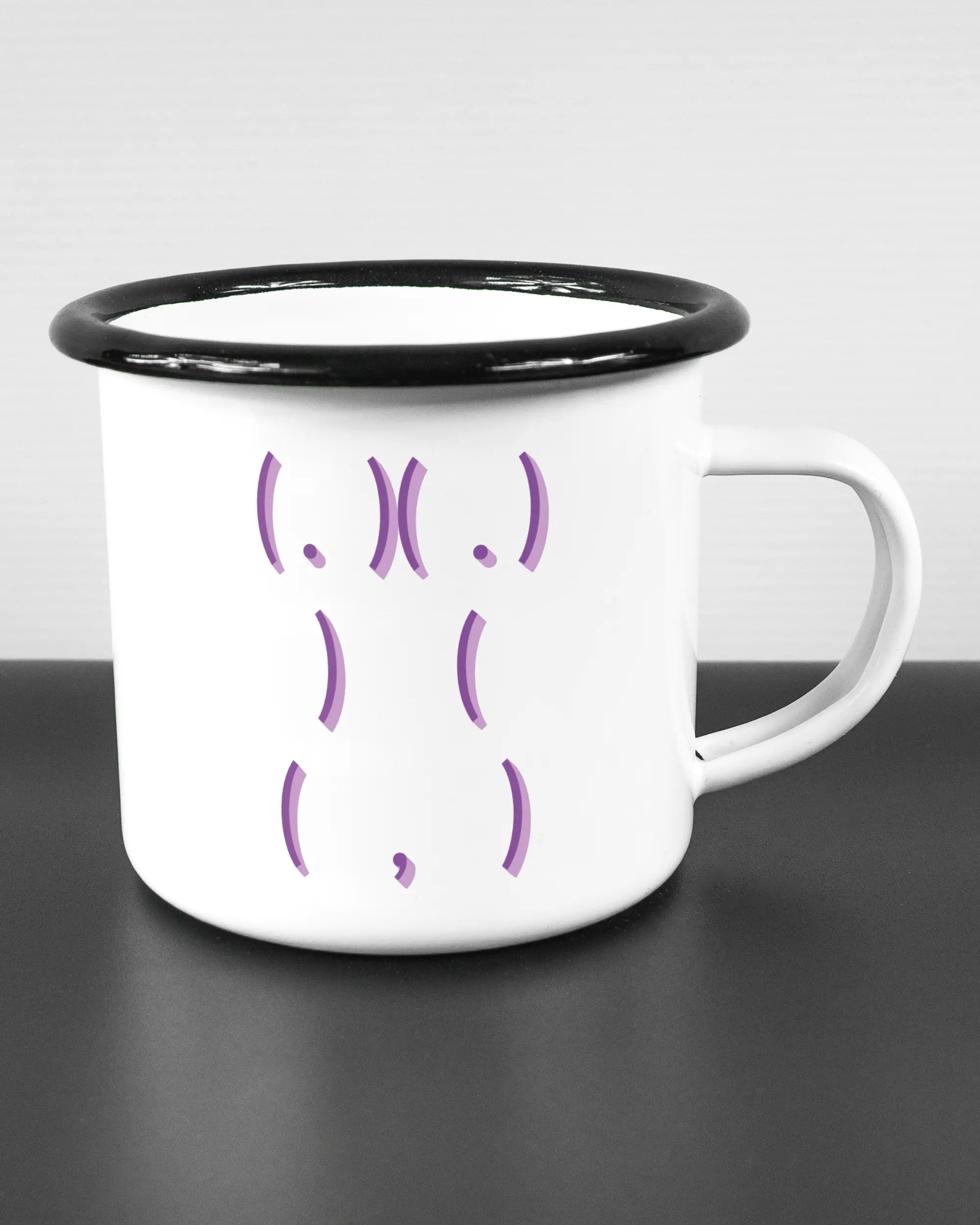 Alternativbild, das die rechte Seite der beidseitig bedruckten Emailletasse von Maondo mit dem Design Body Language in der Farbe White-Black auf einem Holztisch zeigt