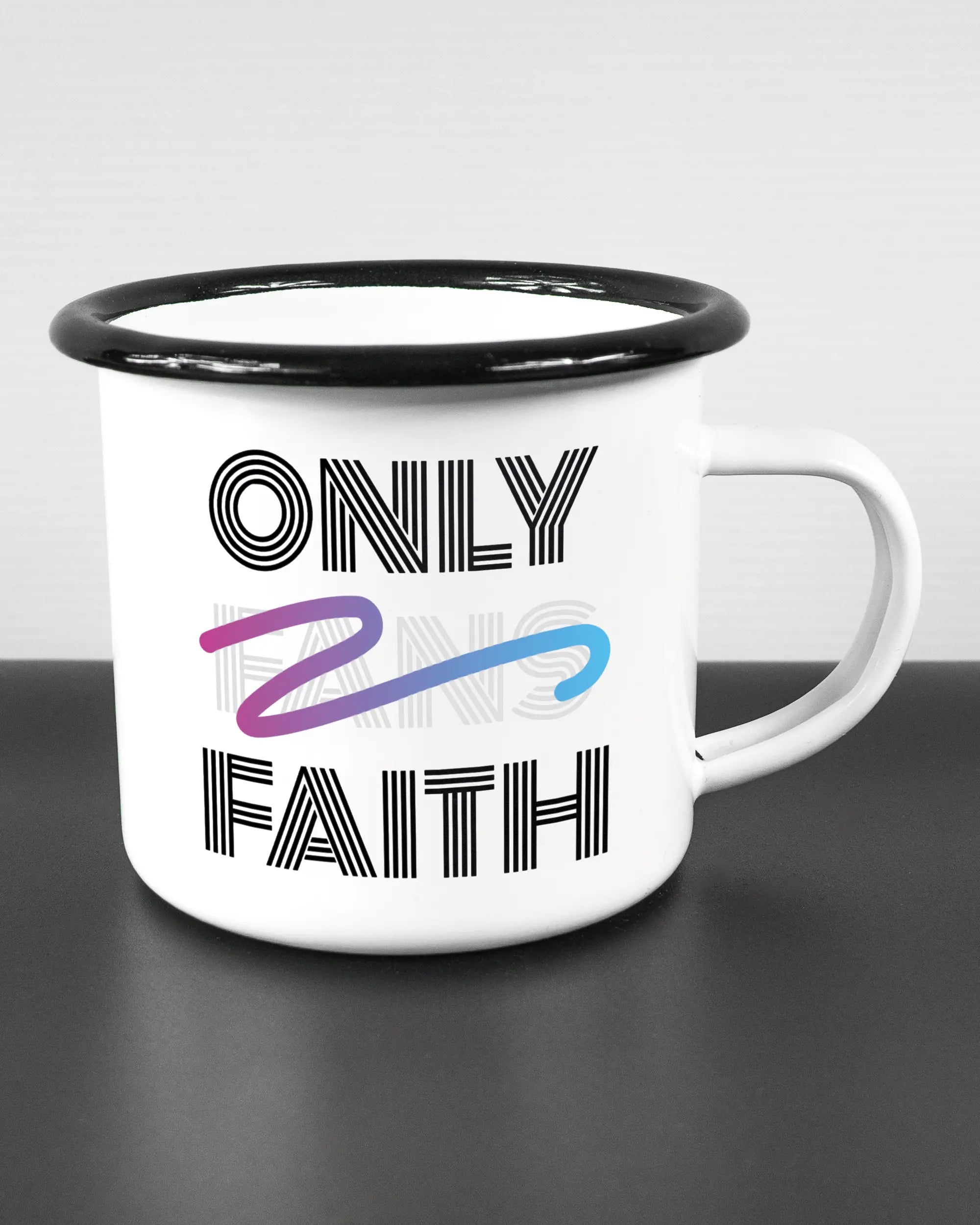 Alternativbild, das die rechte Seite der beidseitig bedruckten Emailletasse von Maondo mit dem Design Only Faith in der Farbe White-Black auf einem Holztisch zeigt