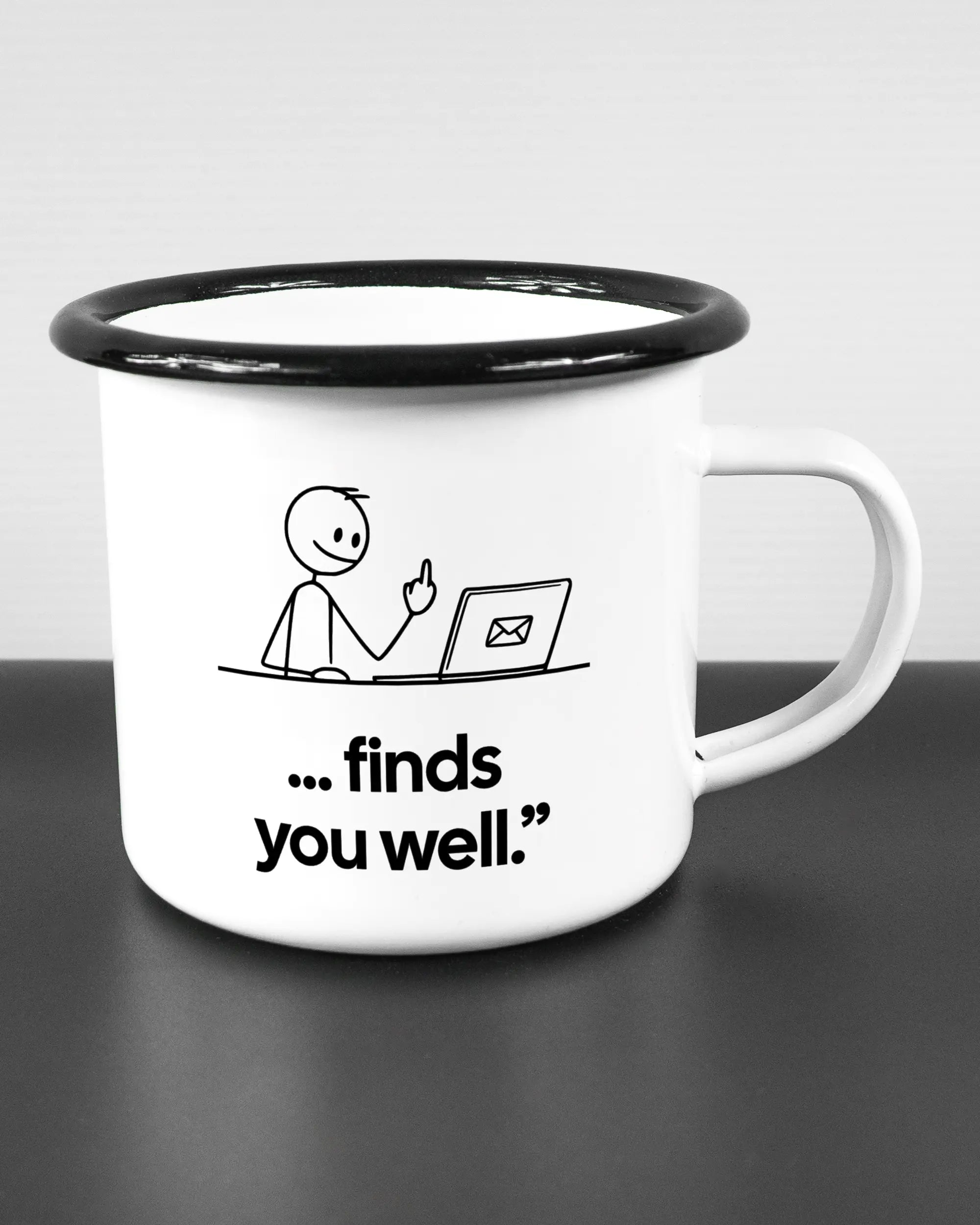 Alternativbild, das die rechte Seite der beidseitig bedruckten Emailletasse von Maondo mit dem Design Found me not well in der Farbe White-Black auf einem Holztisch zeigt