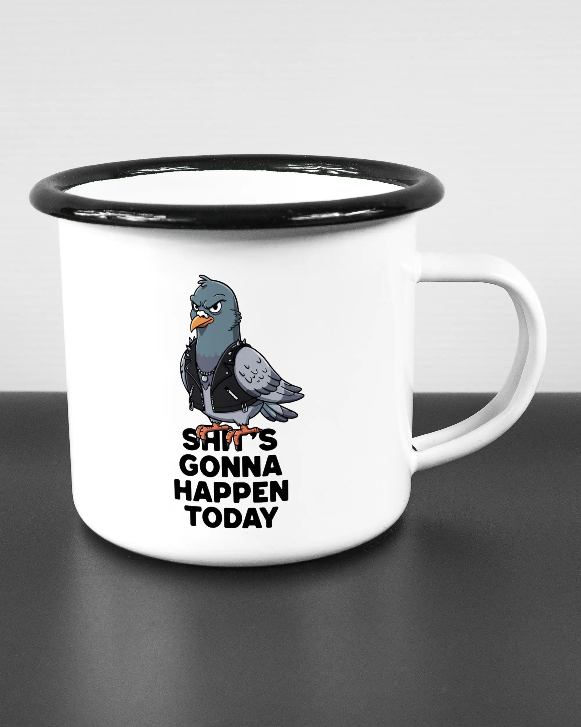 Alternativbild, das die rechte Seite der beidseitig bedruckten Emailletasse von Maondo mit dem Design Pigeon Pun in der Farbe White-Black auf einem Holztisch zeigt