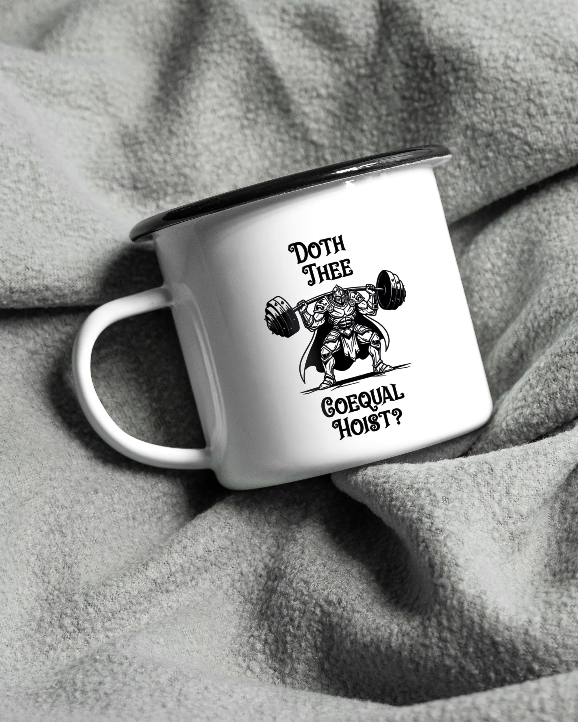 Aufnahme, die die linke Seite der beidseitig bedruckten Emailletasse von Maondo auf einer flauschigen Fließdecke mit dem Design Hoist Mode in der Farbe White-Black zeigt