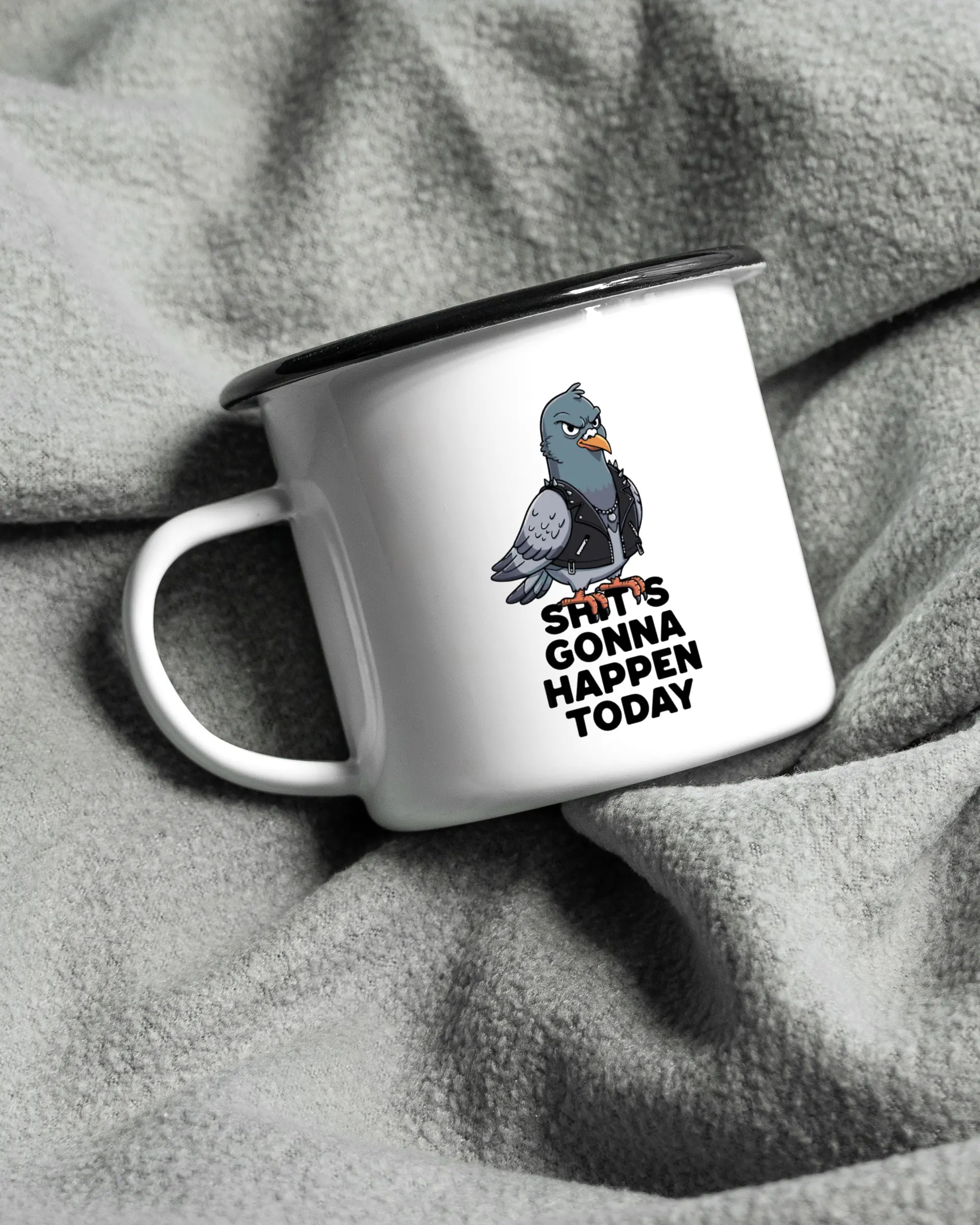 Aufnahme, die die linke Seite der beidseitig bedruckten Emailletasse von Maondo auf einer flauschigen Fließdecke mit dem Design Pigeon Pun in der Farbe White-Black zeigt