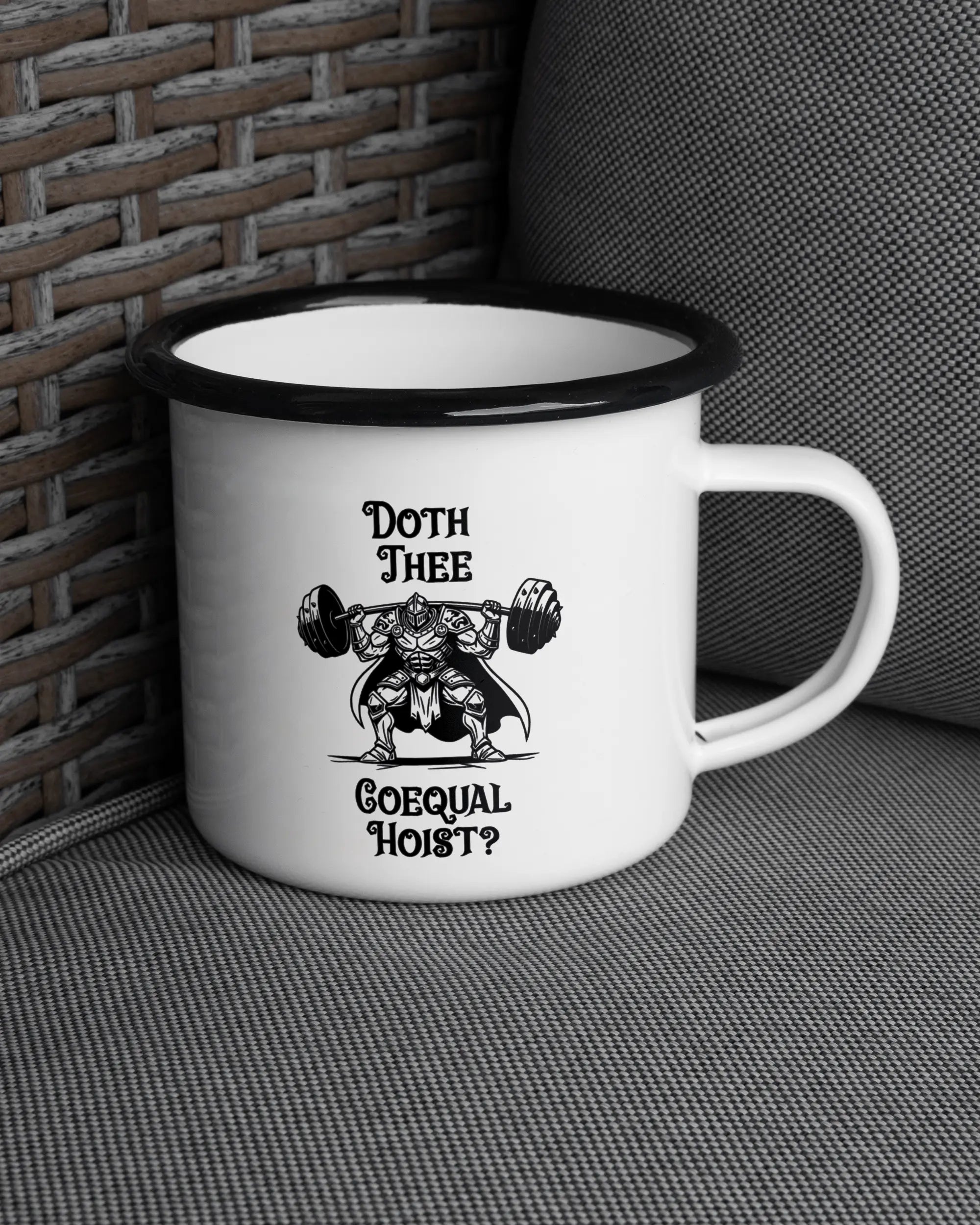 Ansicht der rechten Seite der beidseitig bedruckten Emailletasse von Maondo auf einem Balkonmöbel bzw. Campingstuhl mit dem Design Hoist Mode in der Farbe White-Black