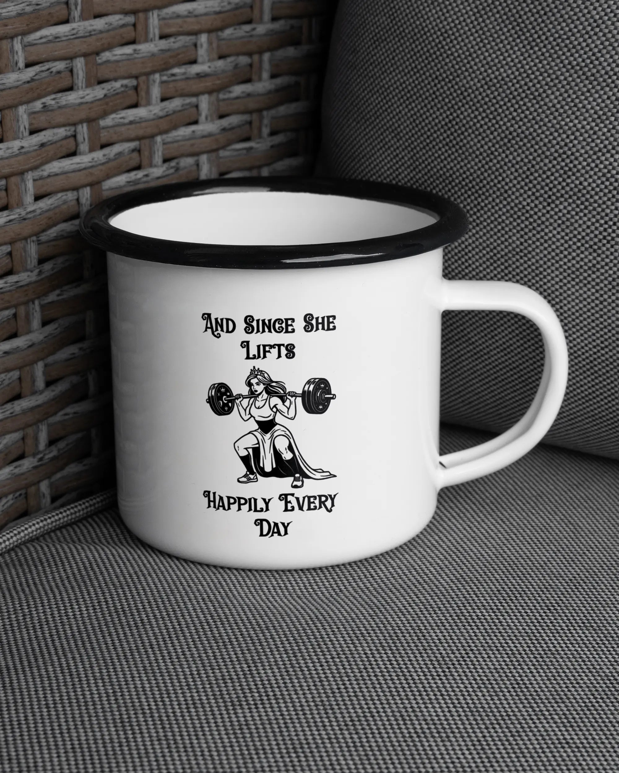 Ansicht der rechten Seite der beidseitig bedruckten Emailletasse von Maondo auf einem Balkonmöbel bzw. Campingstuhl mit dem Design Princess Lift in der Farbe White-Black