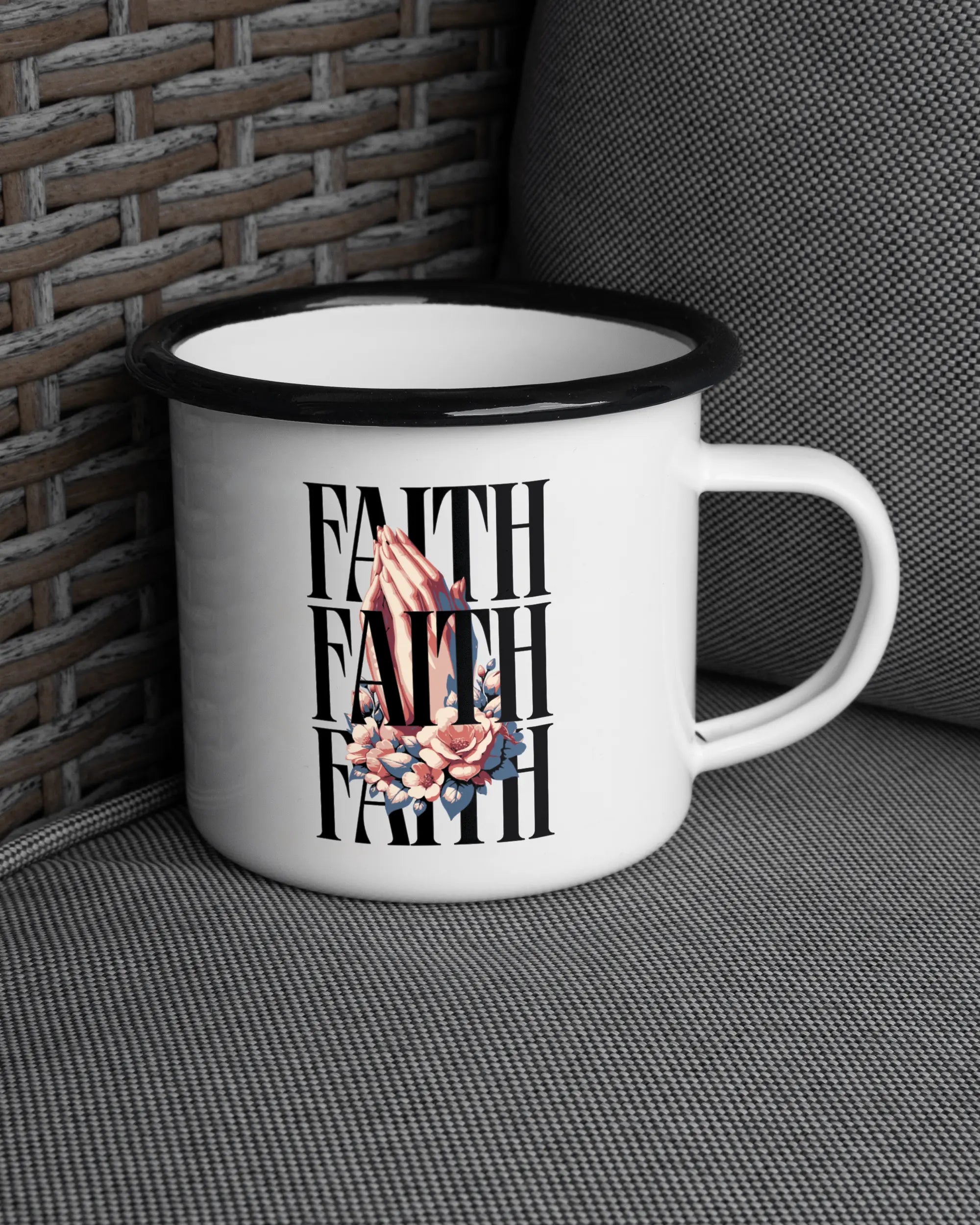 Ansicht der rechten Seite der beidseitig bedruckten Emailletasse von Maondo auf einem Balkonmöbel bzw. Campingstuhl mit dem Design Faith X3 in der Farbe White-Black