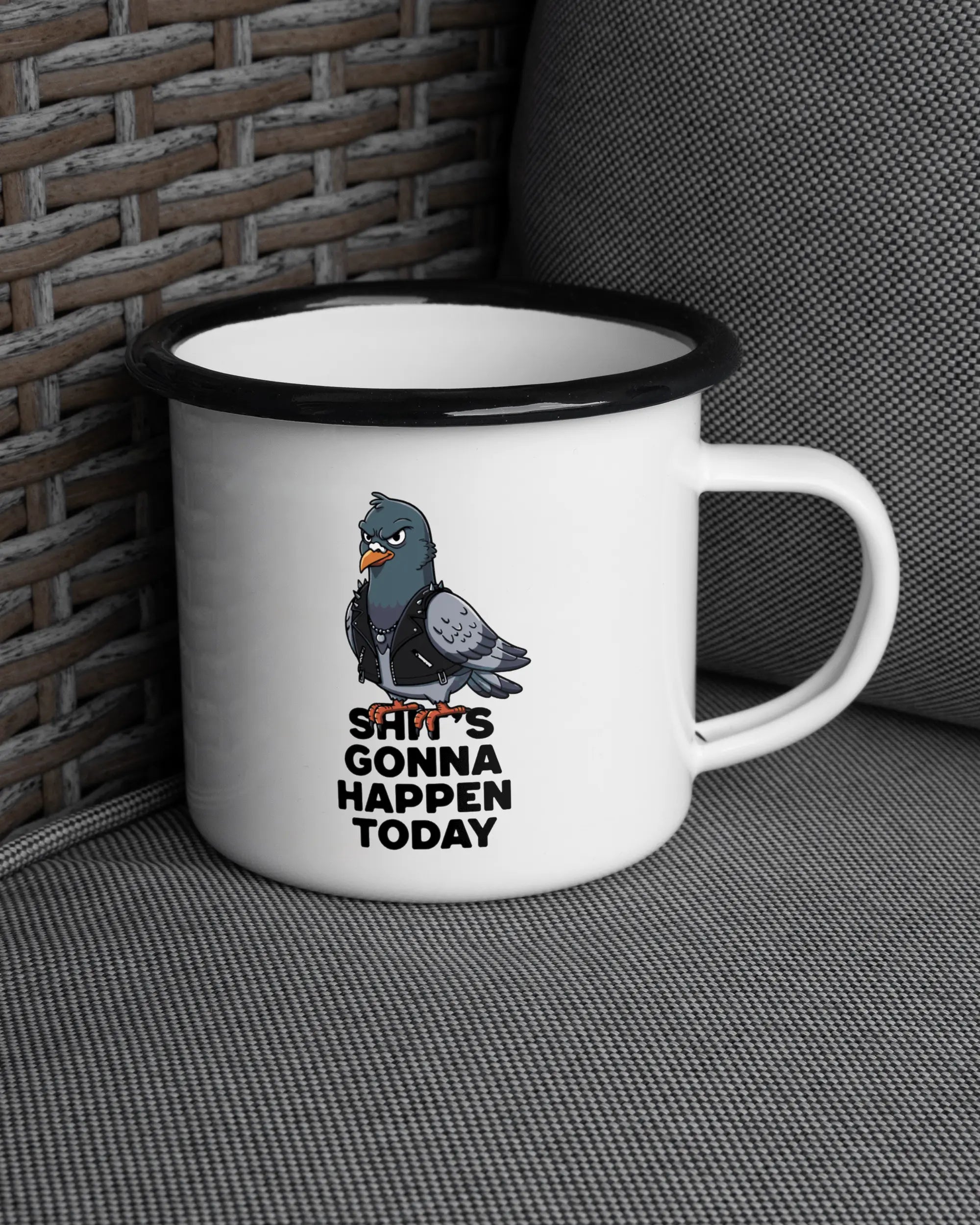 Ansicht der rechten Seite der beidseitig bedruckten Emailletasse von Maondo auf einem Balkonmöbel bzw. Campingstuhl mit dem Design Pigeon Pun in der Farbe White-Black