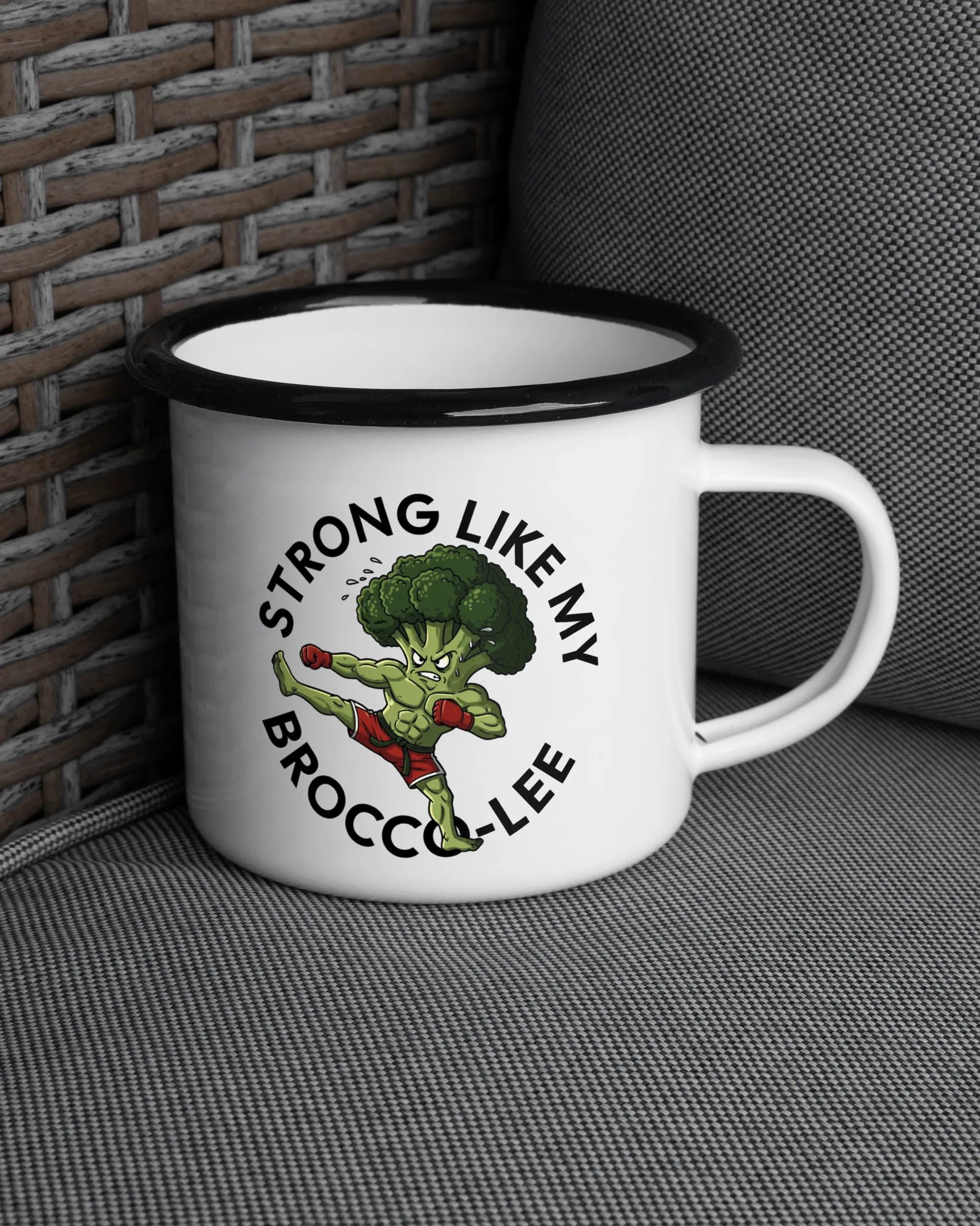 Ansicht der rechten Seite der beidseitig bedruckten Emailletasse von Maondo auf einem Balkonmöbel bzw. Campingstuhl mit dem Design Brocco-Lee in der Farbe White-Black