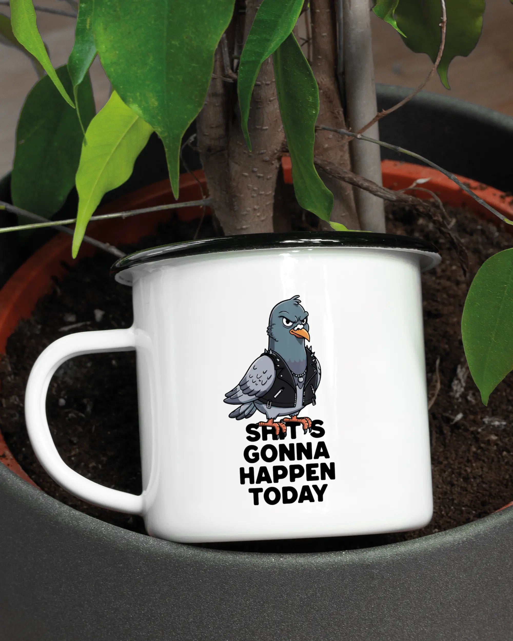 Aufnahme der linken Seite der beidseitig bedruckten Emailletasse von Maondo mit dem Design Pigeon Pun in der Farbe White-Black in einem Blumentopf