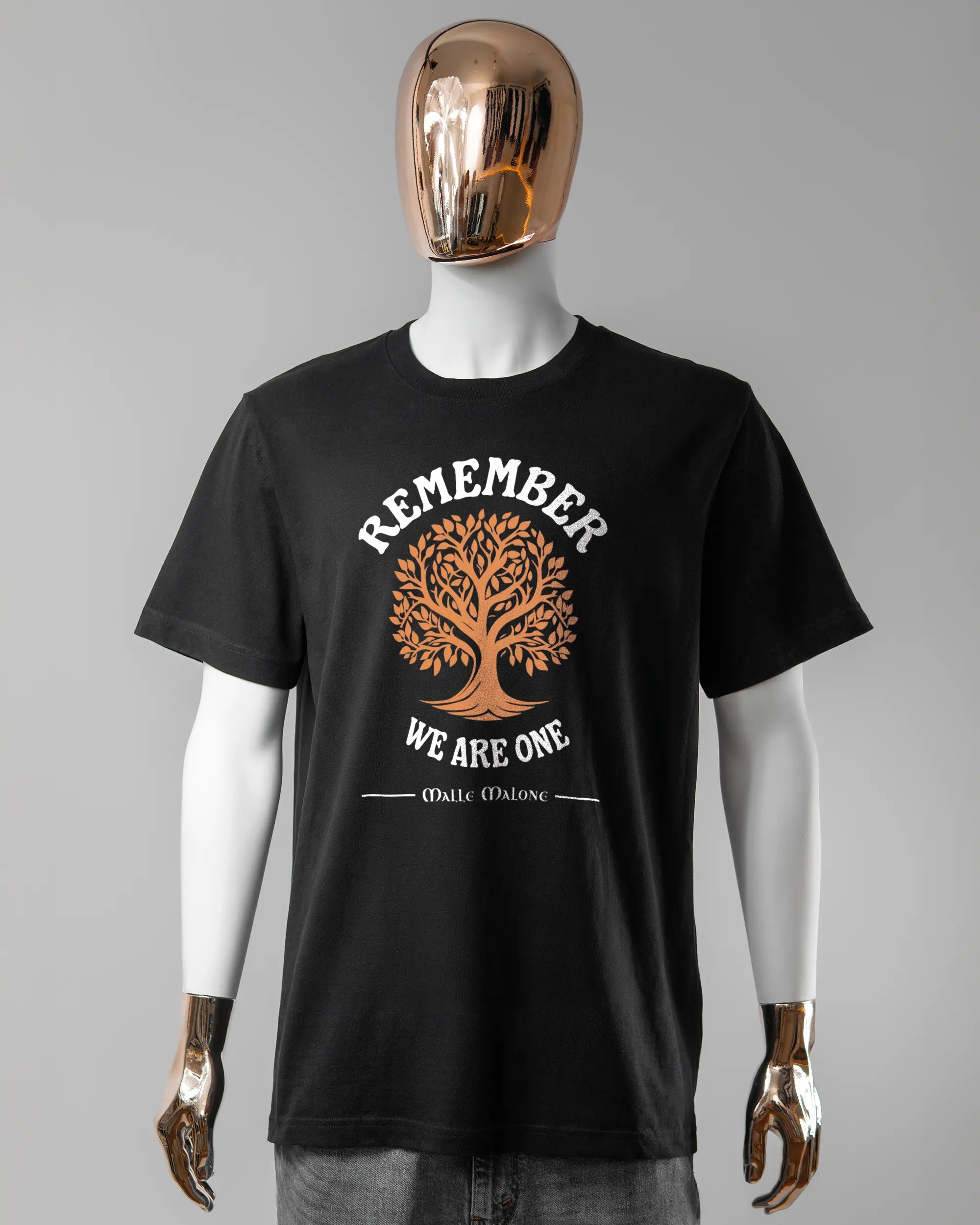 Vorderseite des Organic Unisex T-Shirt Relaxed von Maondo mit dem Design We are one in der Farbe Black und in der Größe L getragen von einer maskulinen Puppe