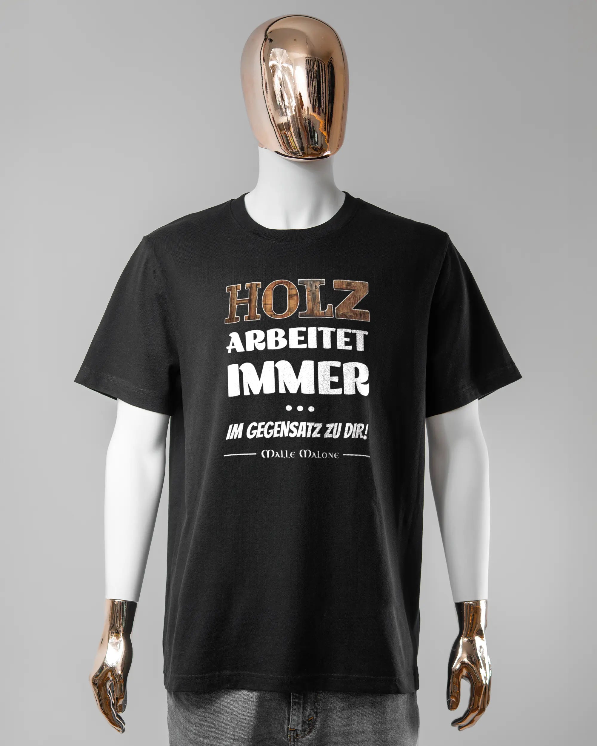 Vorderseite des Organic Unisex T-Shirt Relaxed von Maondo mit dem Design Holzarbeit in der Farbe Black und in der Größe L getragen von einer maskulinen Puppe