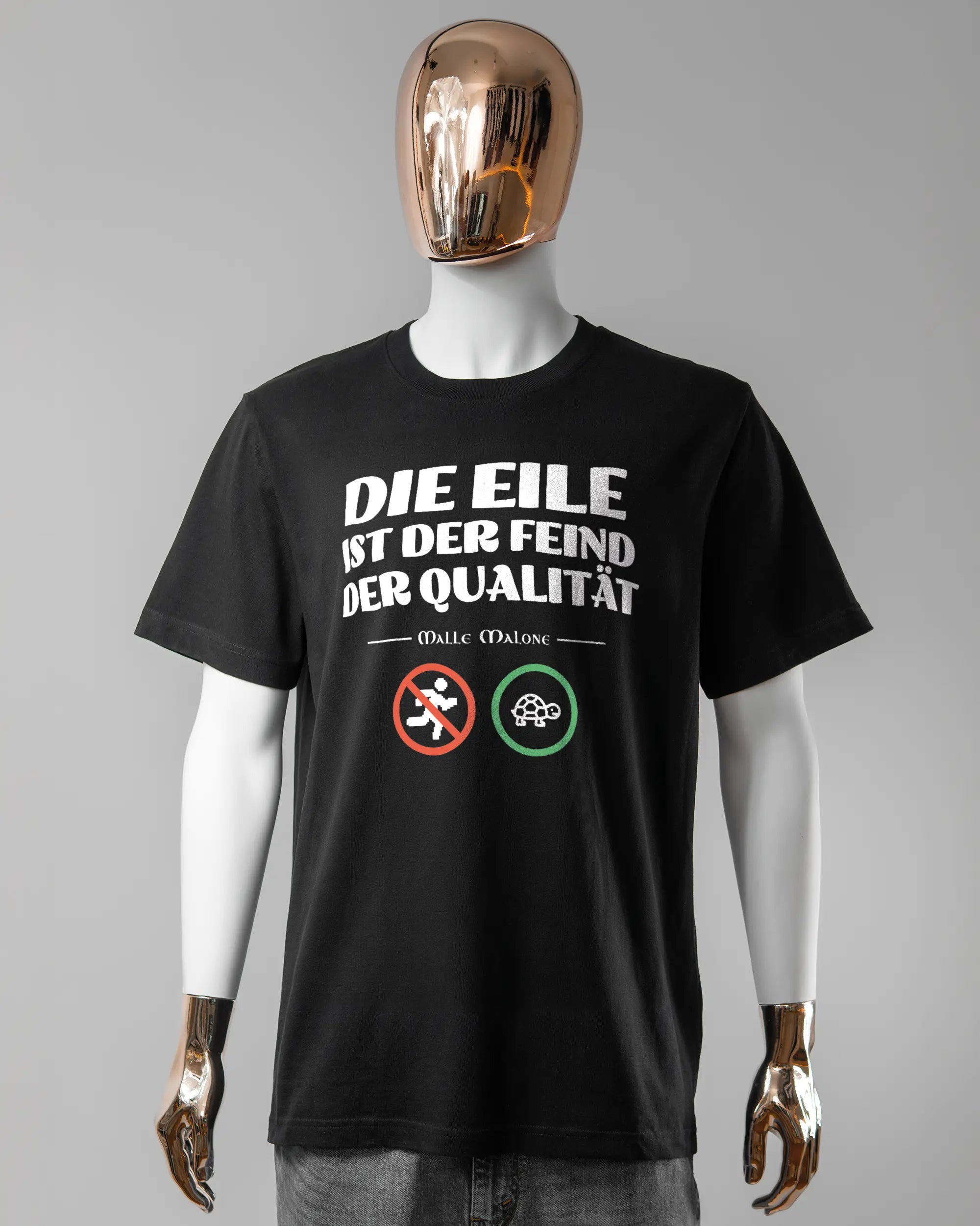 Vorderseite des Organic Unisex T-Shirt Relaxed von Maondo mit dem Design Keine Eile in der Farbe Black und in der Größe L getragen von einer maskulinen Puppe