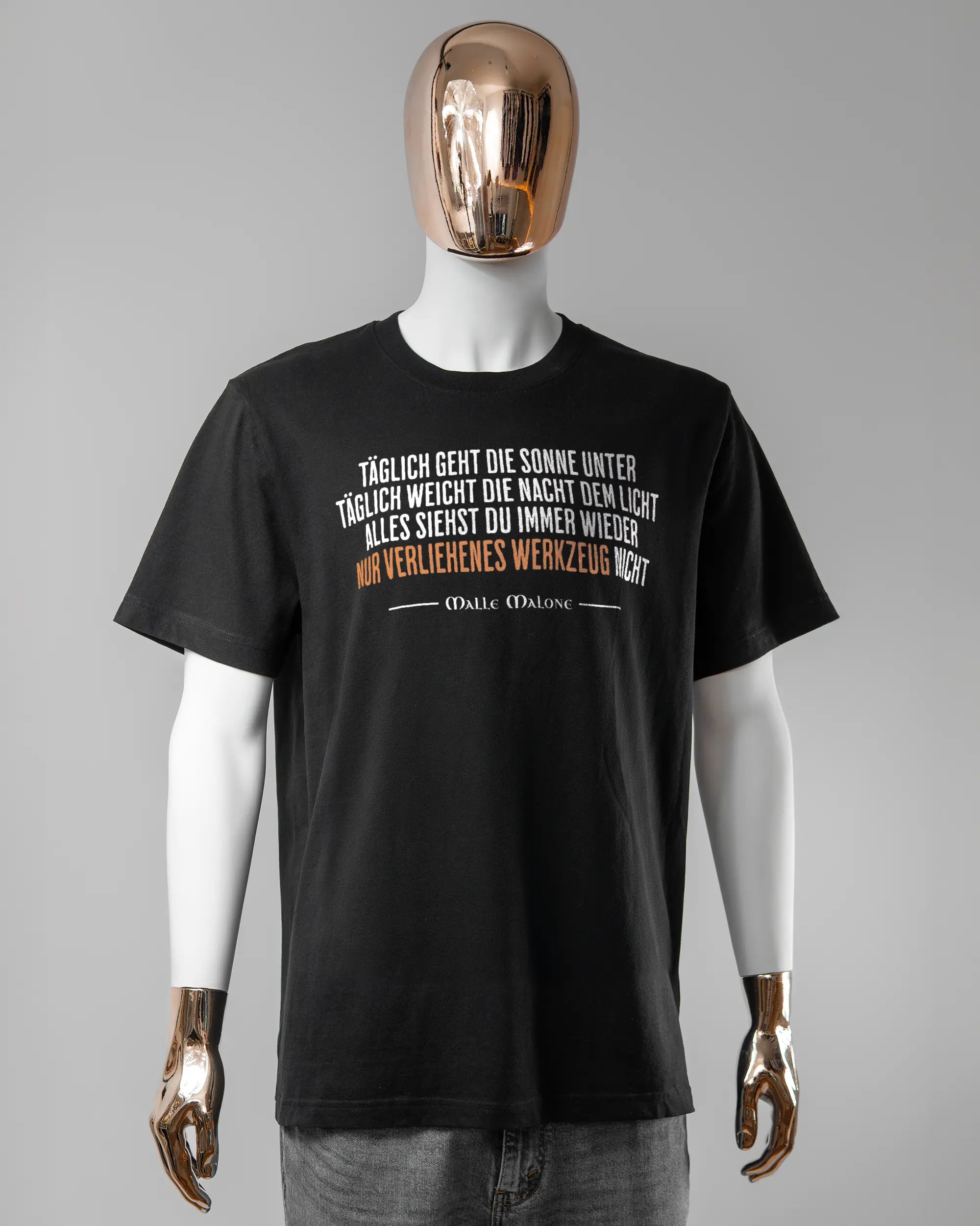 Vorderseite des Organic Unisex T-Shirt Relaxed von Maondo mit dem Design Wegzeug in der Farbe Black und in der Größe L getragen von einer maskulinen Puppe