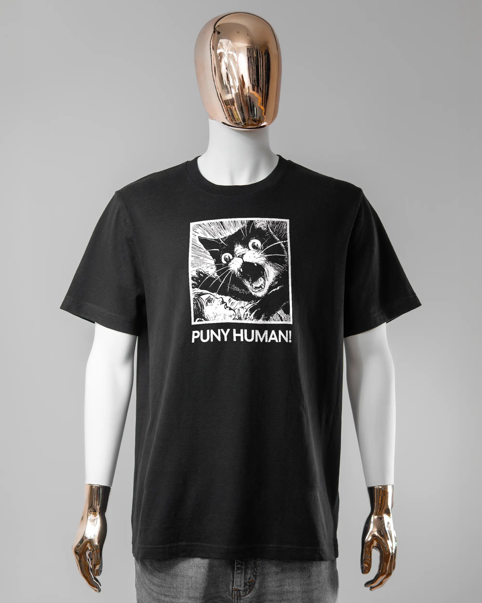 Vorderseite des Organic Unisex T-Shirt Relaxed von Maondo mit dem Design Puny Human in der Farbe Black und in der Größe L getragen von einer maskulinen Puppe