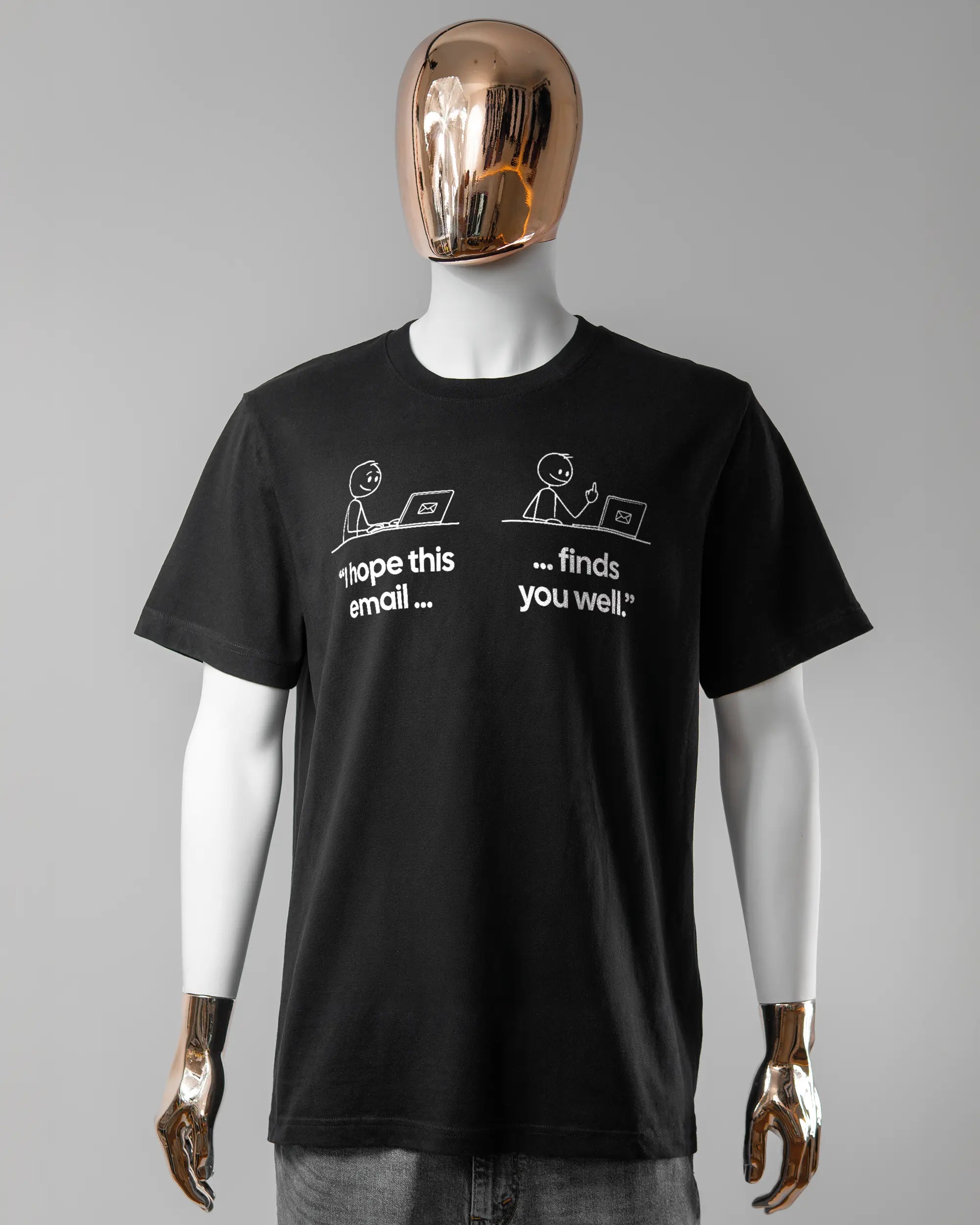 Vorderseite des Organic Unisex T-Shirt Relaxed von Maondo mit dem Design Found me not well in der Farbe Black und in der Größe L getragen von einer maskulinen Puppe