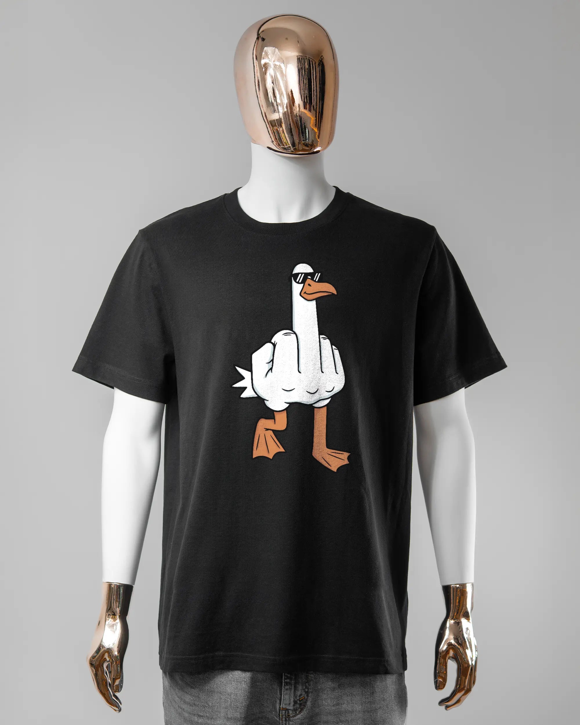 Vorderseite des Organic Unisex T-Shirt Relaxed von Maondo mit dem Design I give a duck in der Farbe Black und in der Größe L getragen von einer maskulinen Puppe