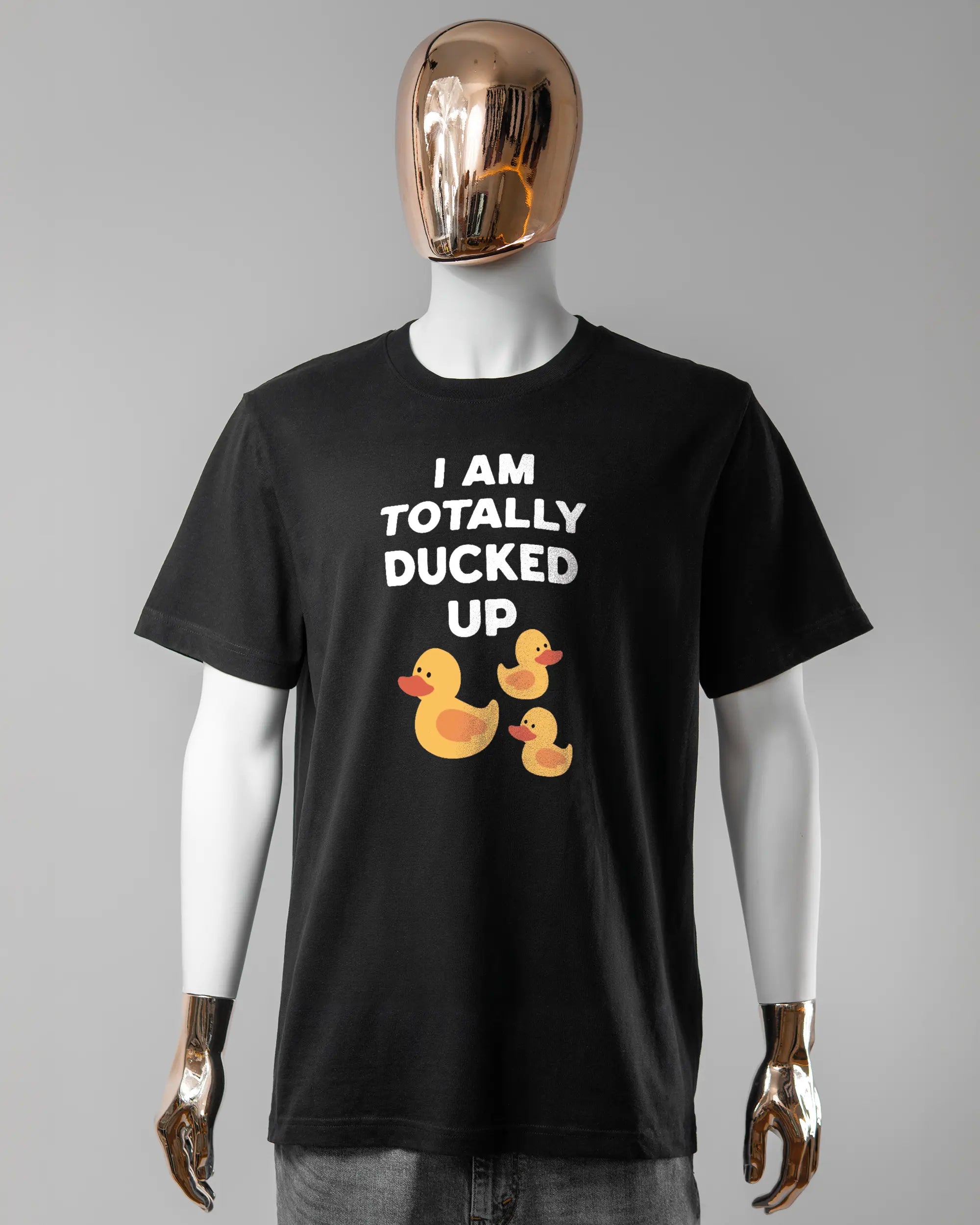 Vorderseite des Organic Unisex T-Shirt Relaxed von Maondo mit dem Design Ducked Up in der Farbe Black und in der Größe L getragen von einer maskulinen Puppe