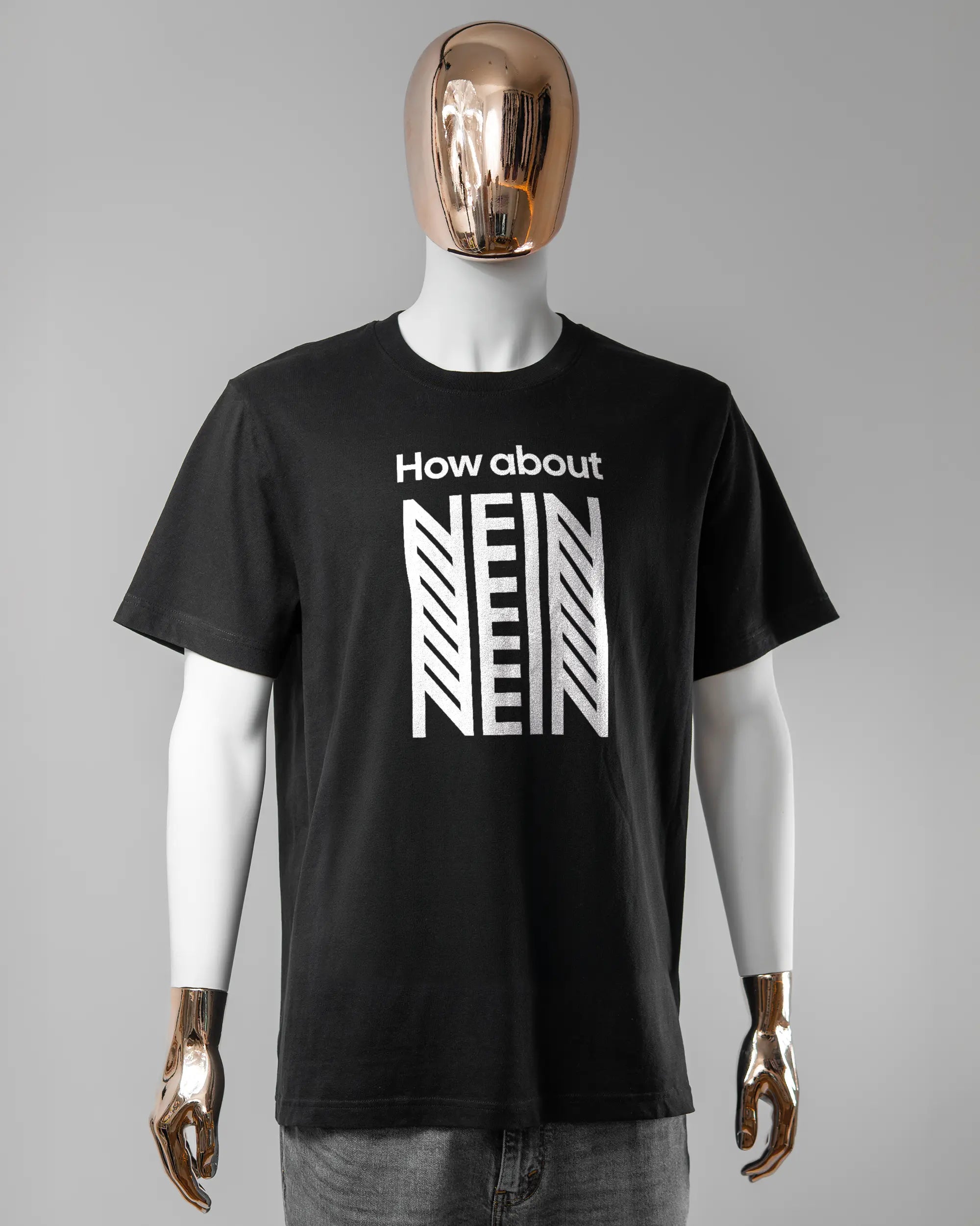 Vorderseite des Organic Unisex T-Shirt Relaxed von Maondo mit dem Design How about nein in der Farbe Black und in der Größe L getragen von einer maskulinen Puppe