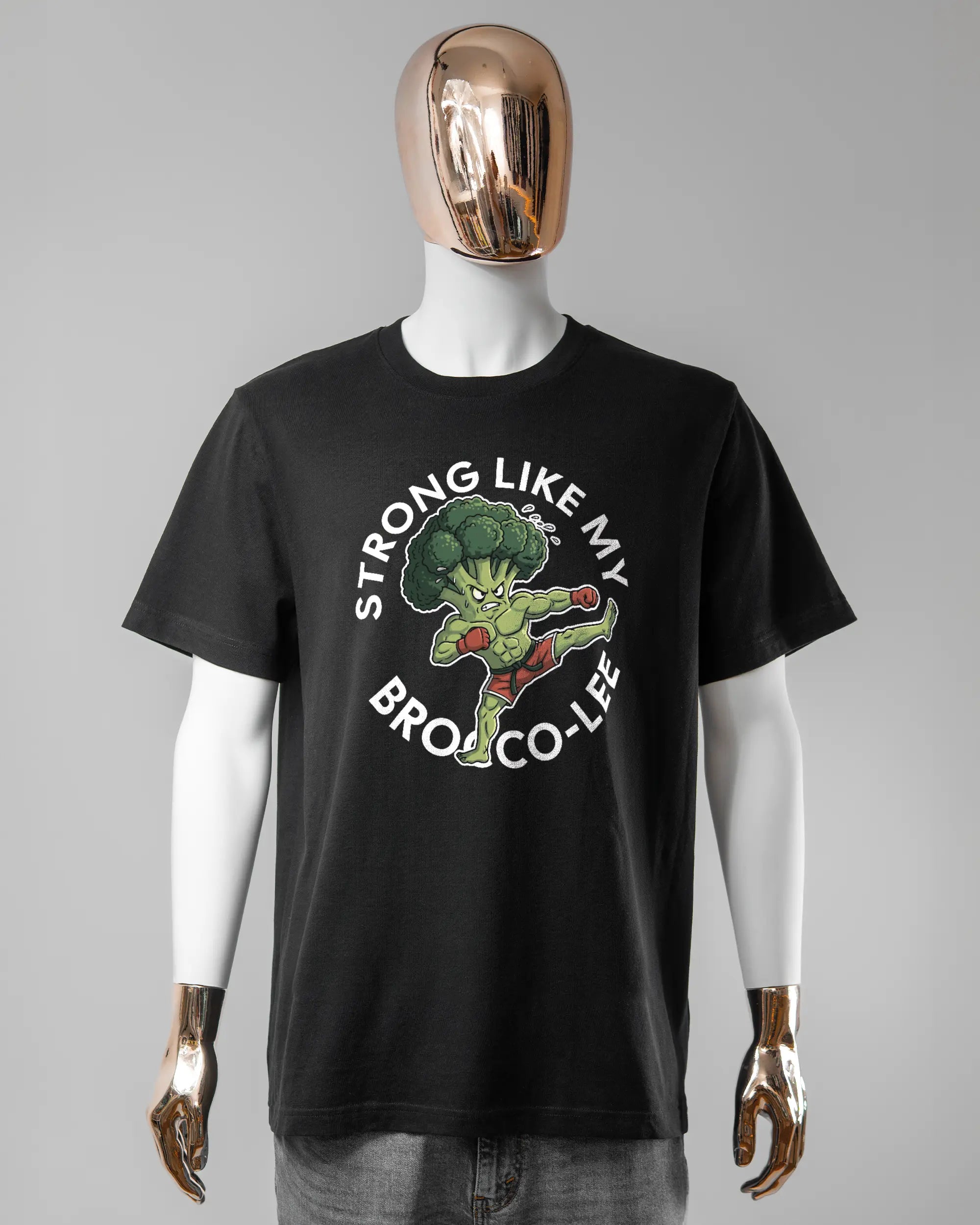 Vorderseite des Organic Unisex T-Shirt Relaxed von Maondo mit dem Design Brocco-Lee in der Farbe Black und in der Größe L getragen von einer maskulinen Puppe
