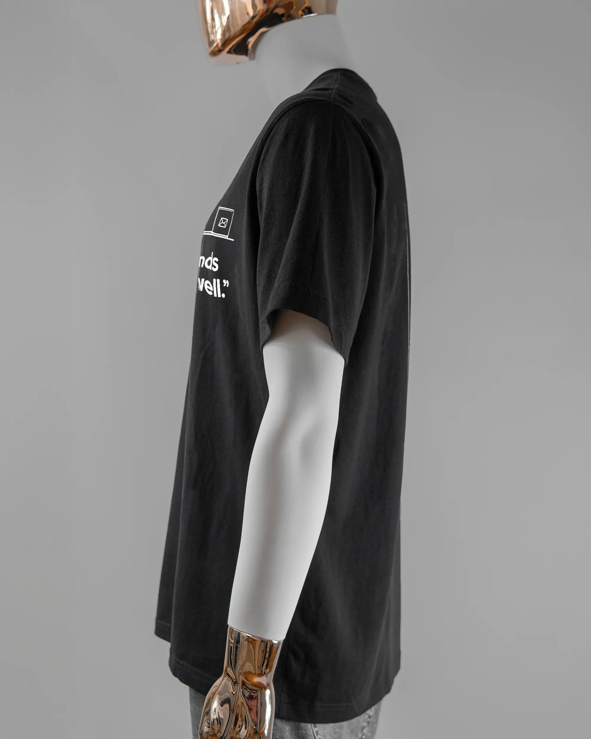 Seitenansicht des Organic Unisex T-Shirt Relaxed von Maondo mit dem Design Found me not well vorne in der Farbe Black und in der Größe L getragen von einer maskulinen Puppe