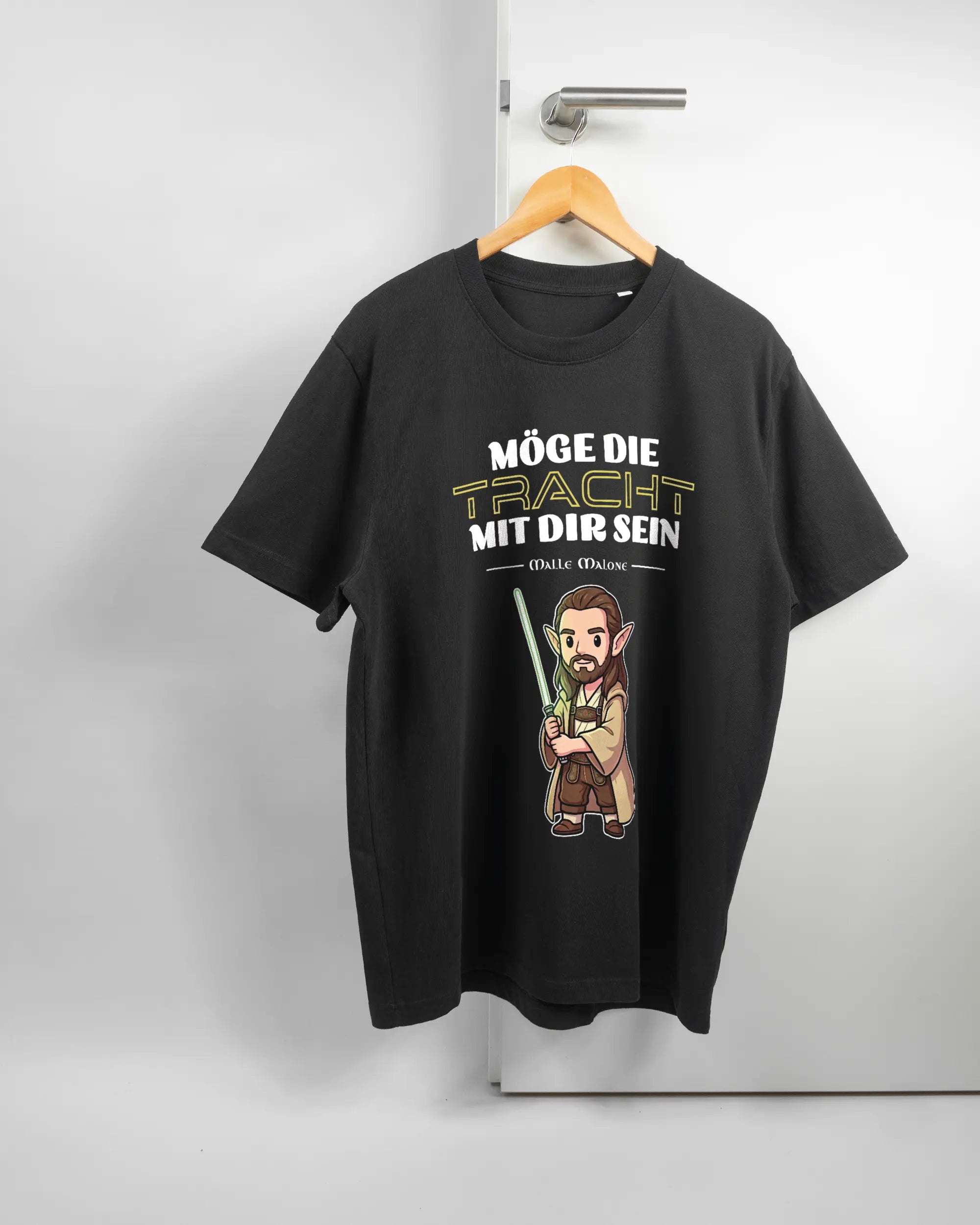 Vorderseite des Organic Unisex T-Shirt Relaxed von Maondo mit dem Design Tracht mit dir in der Farbe Black und in der Größe L auf einem Bügel an der Türklinke aufgehängt