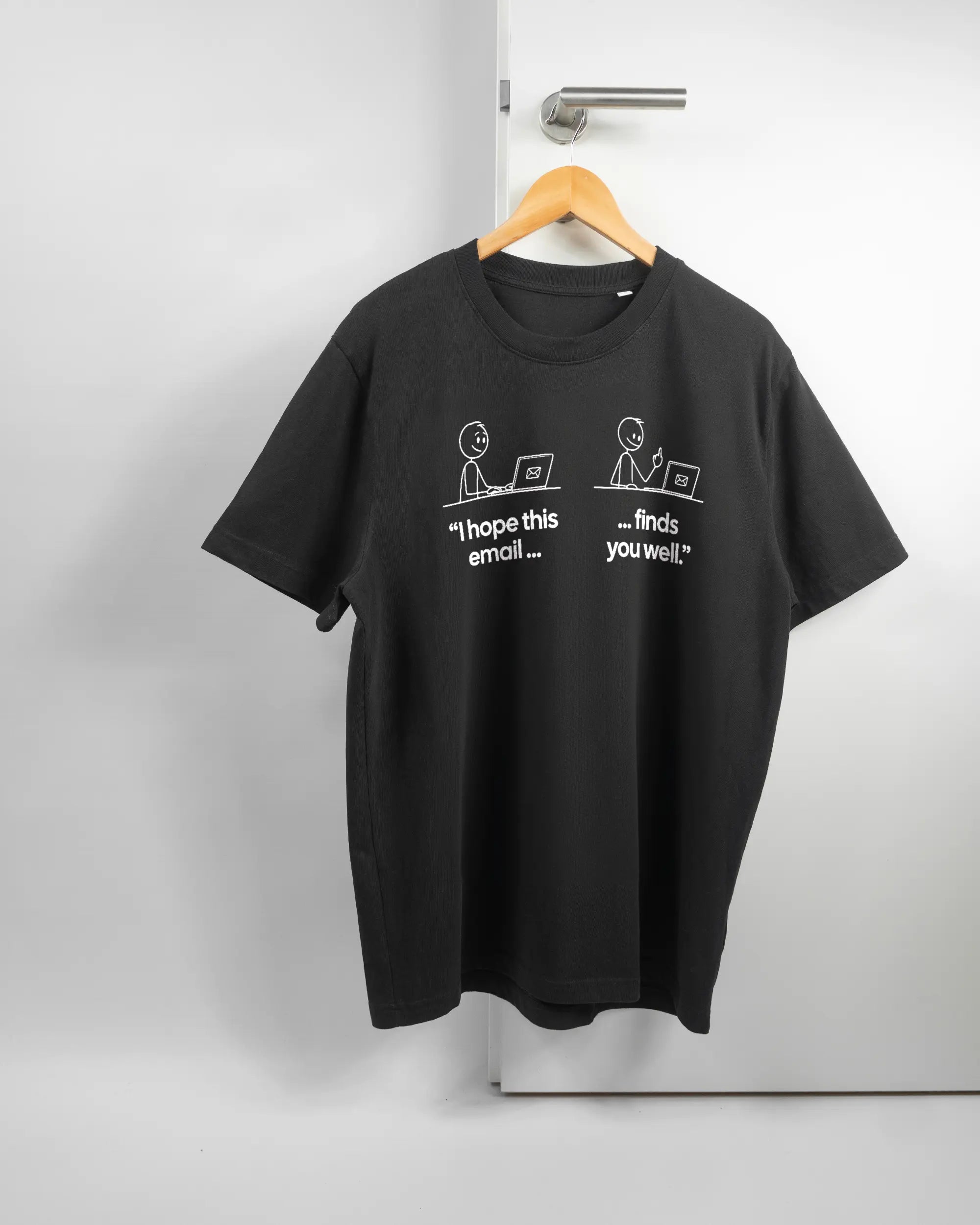 Vorderseite des Organic Unisex T-Shirt Relaxed von Maondo mit dem Design Found me not well in der Farbe Black und in der Größe L auf einem Bügel an der Türklinke aufgehängt