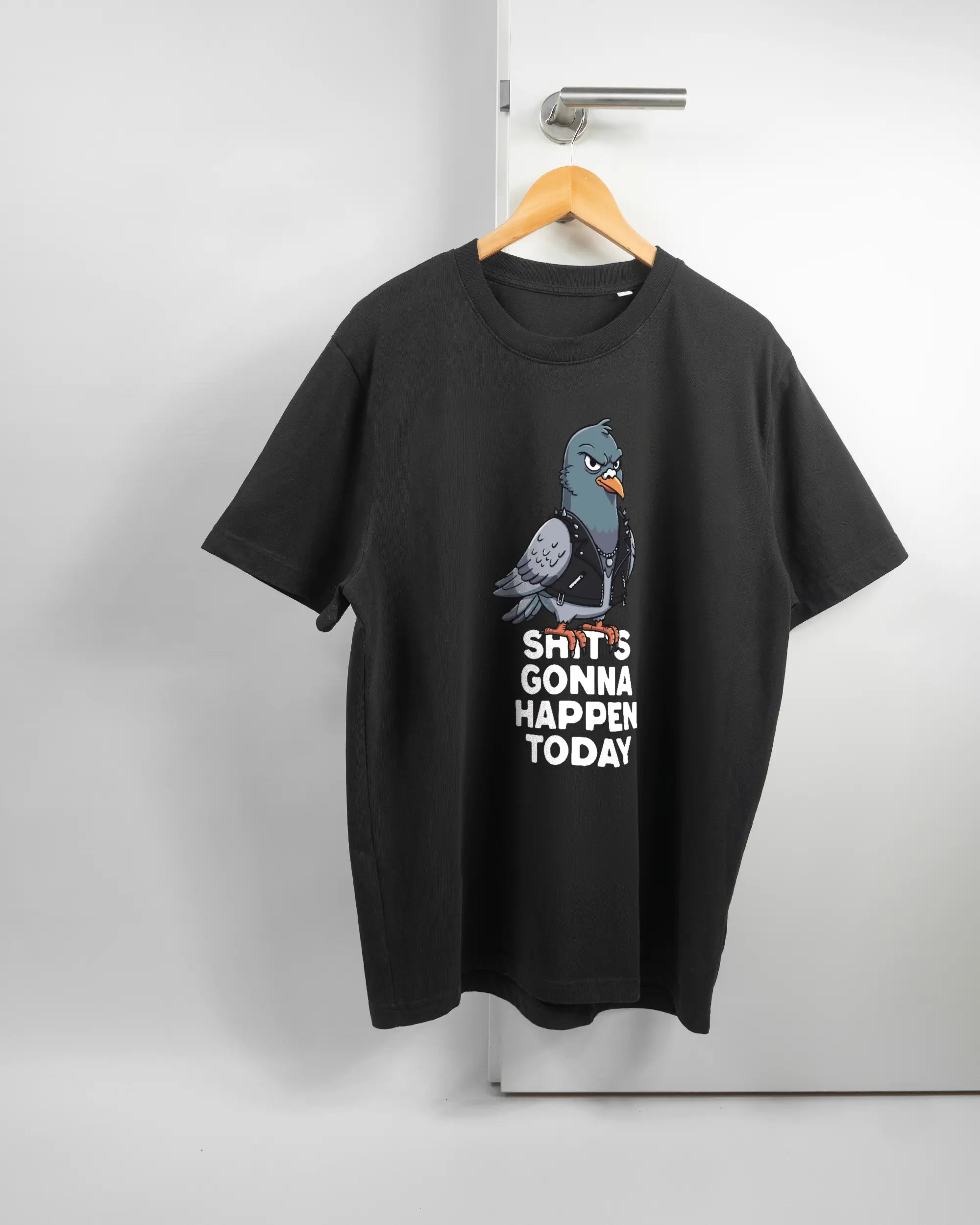 Vorderseite des Organic Unisex T-Shirt Relaxed von Maondo mit dem Design Pigeon Pun in der Farbe Black und in der Größe L auf einem Bügel an der Türklinke aufgehängt