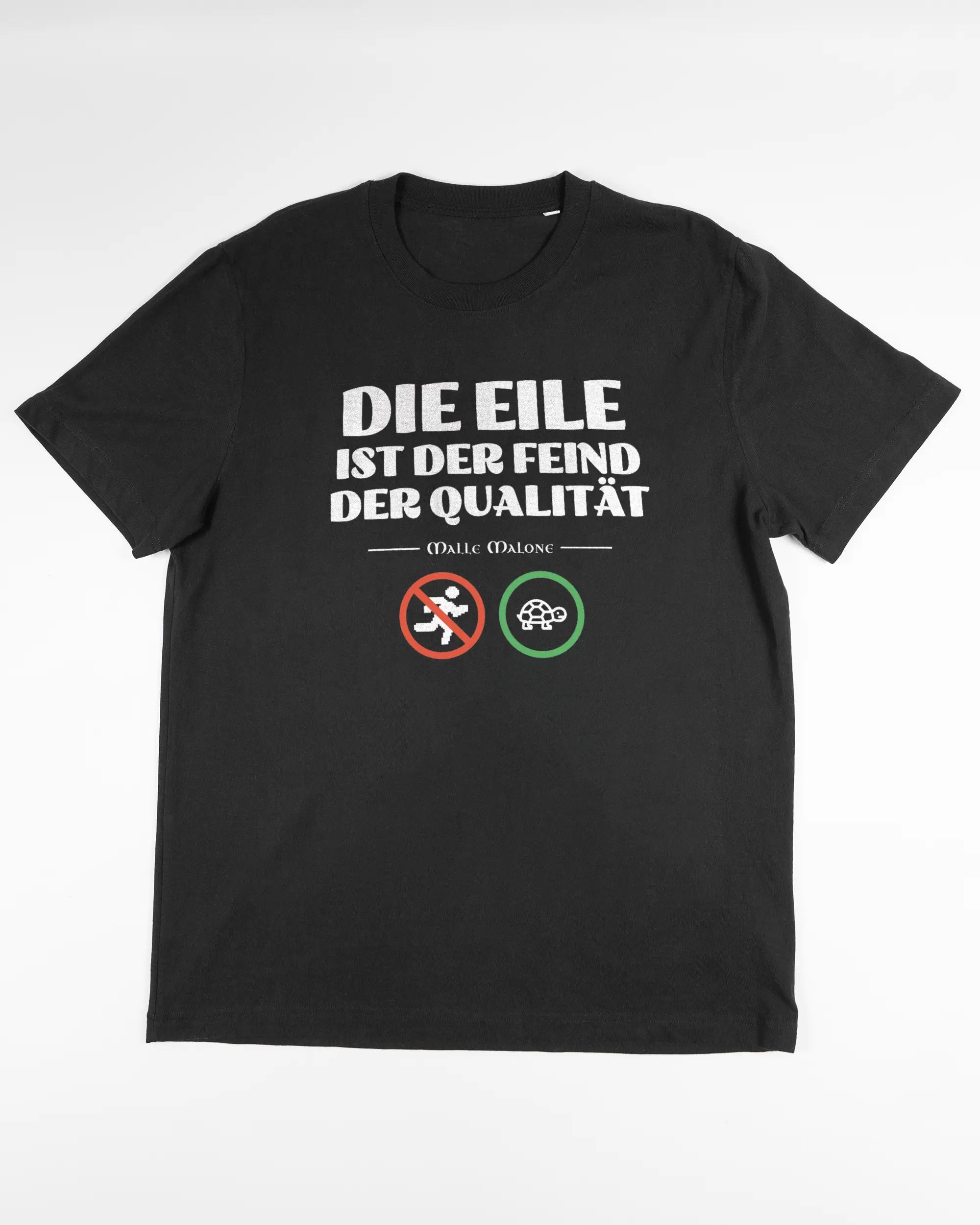 Vorderseite des Organic Unisex T-Shirt Relaxed von Maondo mit dem Design Keine Eile in der Farbe Black und in der Größe L flach auf den Boden gelegt