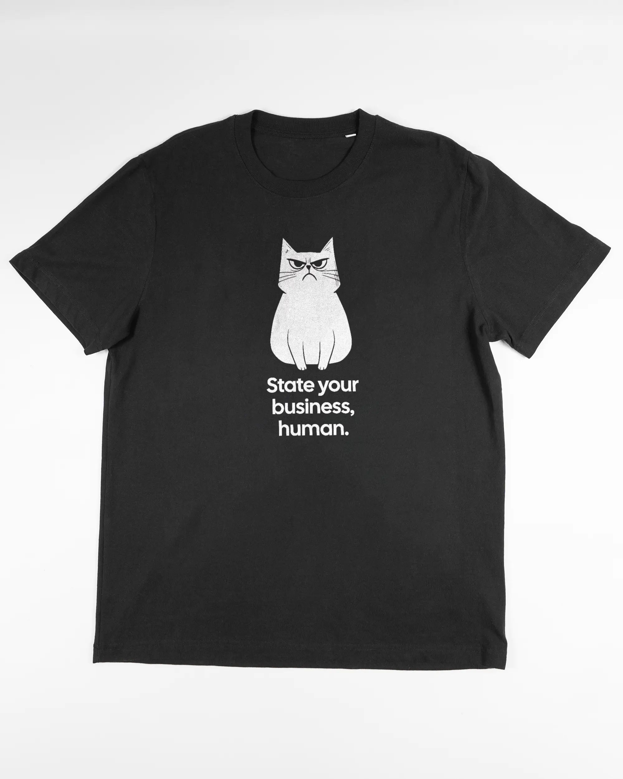 Vorderseite des Organic Unisex T-Shirt Relaxed von Maondo mit dem Design Grumpy Purr in der Farbe Black und in der Größe L flach auf den Boden gelegt
