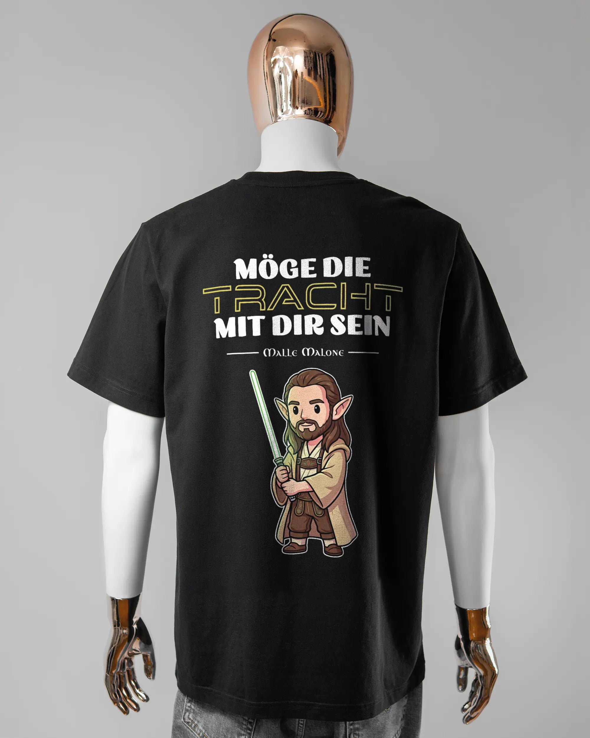 Rückseite des Organic Unisex T-Shirt Relaxed von Maondo mit dem Design Tracht mit dir in der Farbe Black und in der Größe L getragen von einer maskulinen Puppe