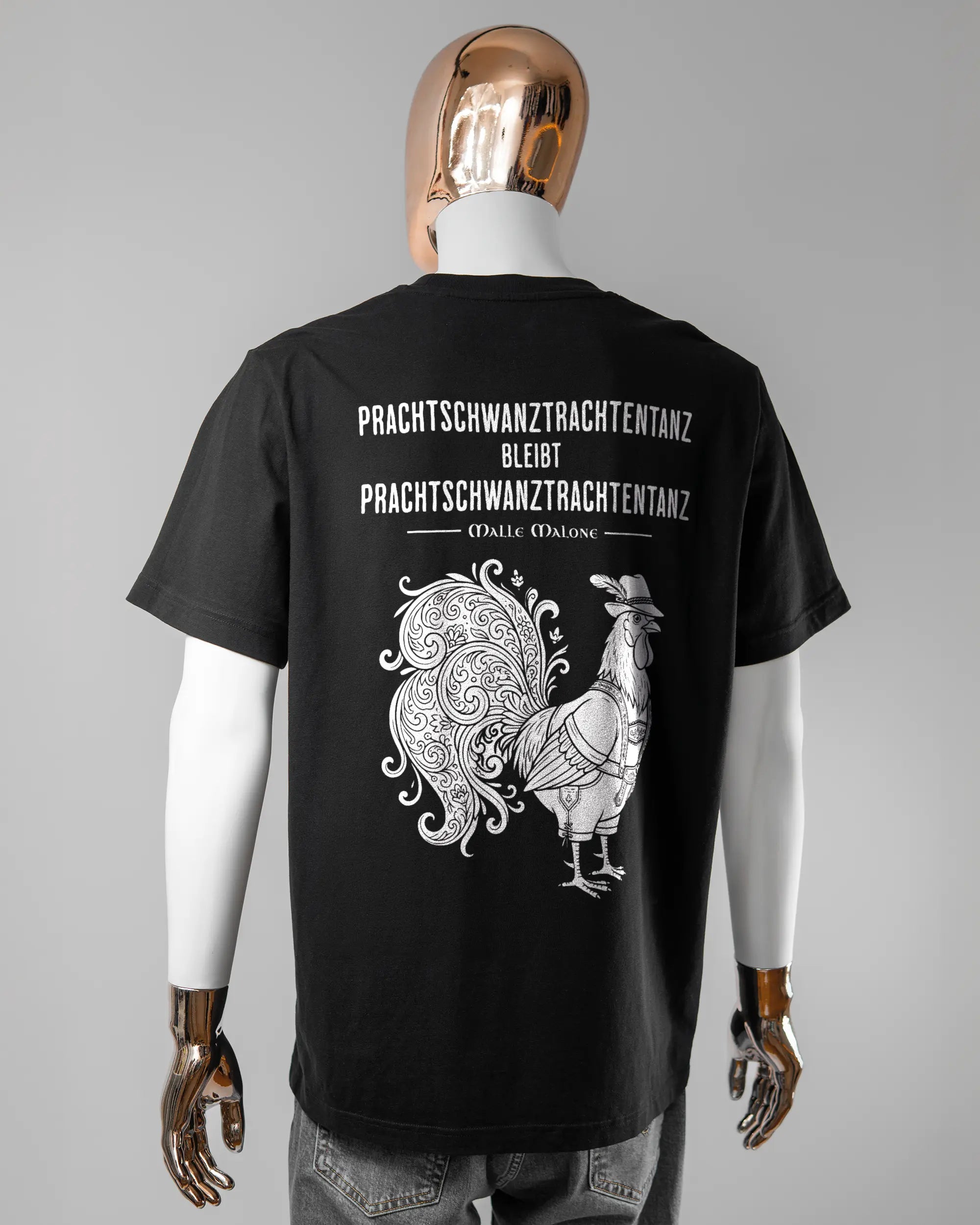 Rückseite des Organic Unisex T-Shirt Relaxed von Maondo mit dem Design Trachtentanz in der Farbe Black und in der Größe L getragen von einer maskulinen Puppe