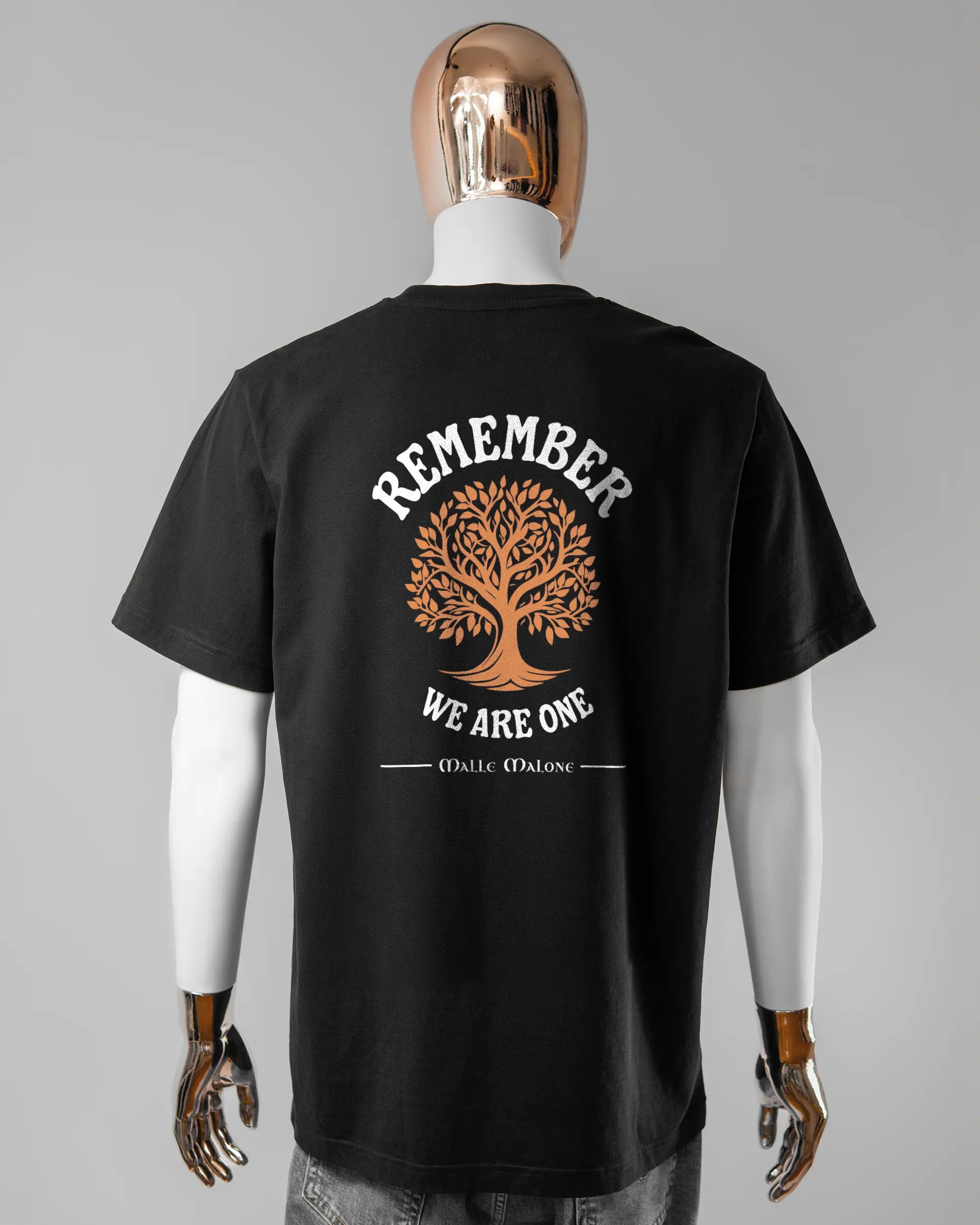 Rückseite des Organic Unisex T-Shirt Relaxed von Maondo mit dem Design We are one in der Farbe Black und in der Größe L getragen von einer maskulinen Puppe