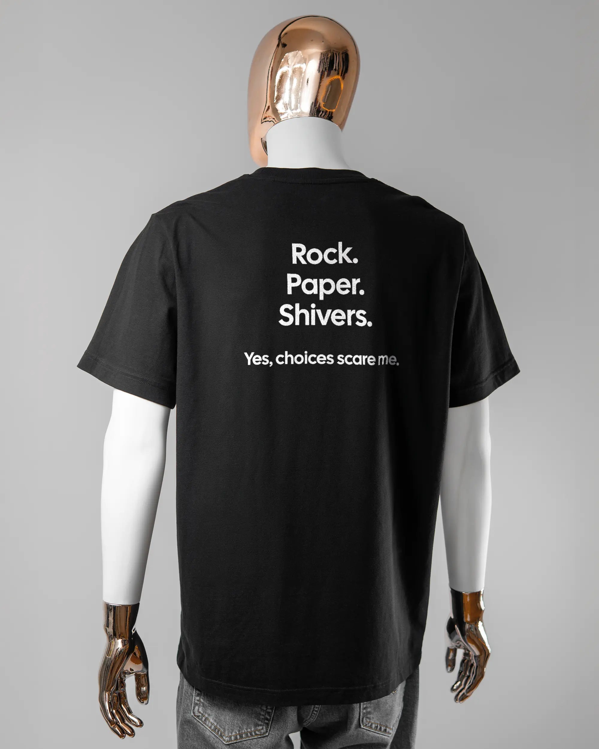 Rückseite des Organic Unisex T-Shirt Relaxed von Maondo mit dem Design Rock Paper Shivers in der Farbe Black und in der Größe L getragen von einer maskulinen Puppe