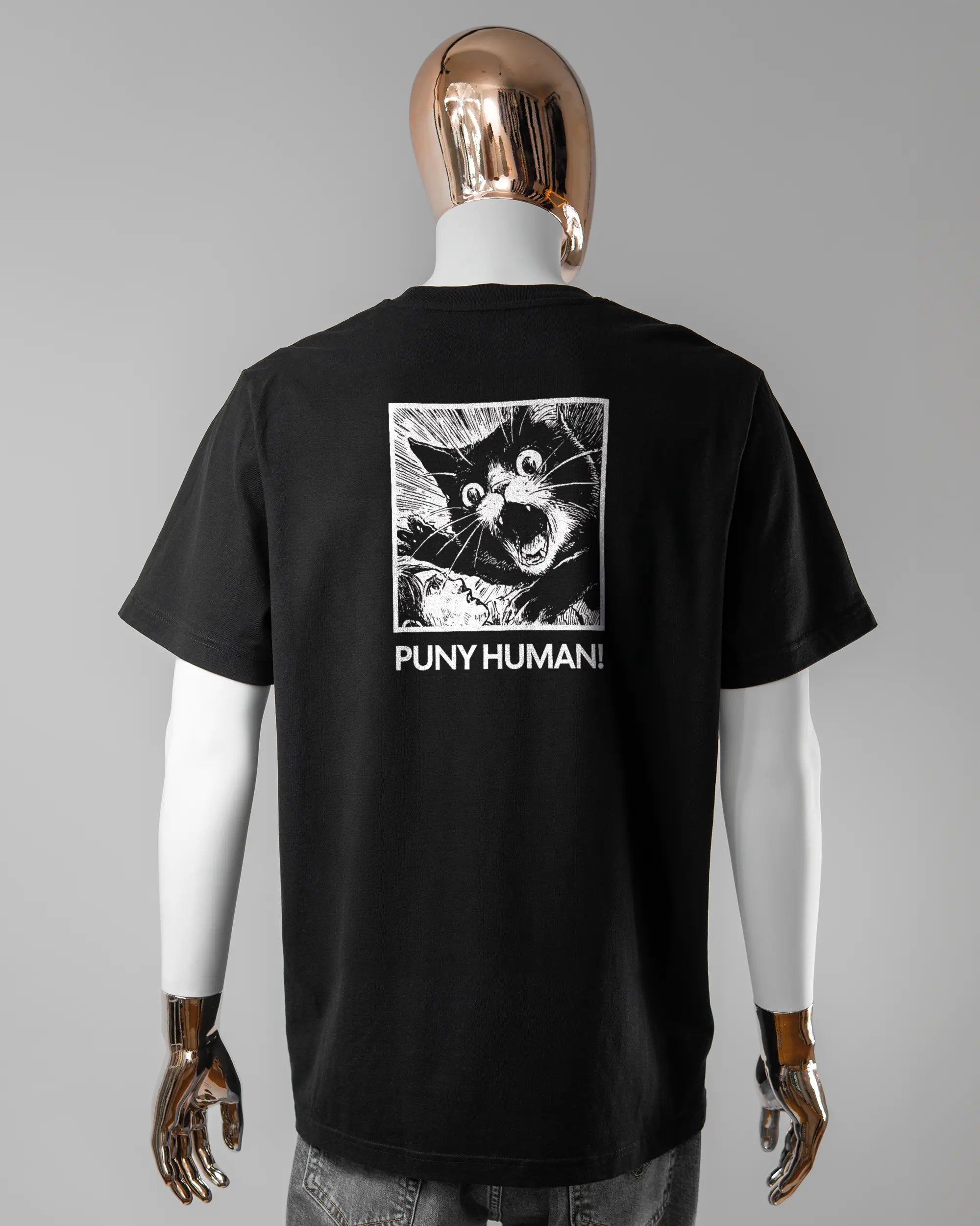 Rückseite des Organic Unisex T-Shirt Relaxed von Maondo mit dem Design Puny Human in der Farbe Black und in der Größe L getragen von einer maskulinen Puppe