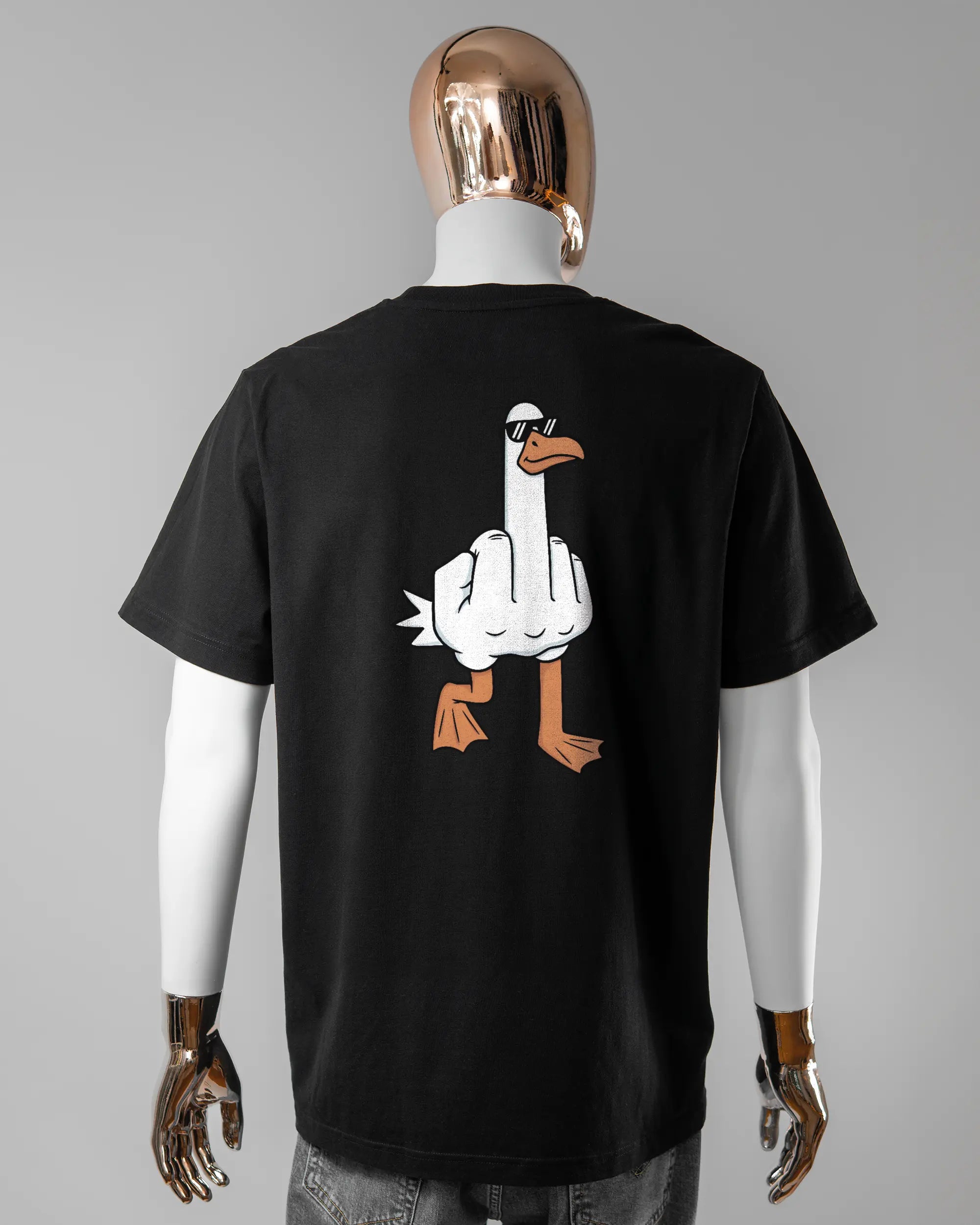 Rückseite des Organic Unisex T-Shirt Relaxed von Maondo mit dem Design I give a duck in der Farbe Black und in der Größe L getragen von einer maskulinen Puppe