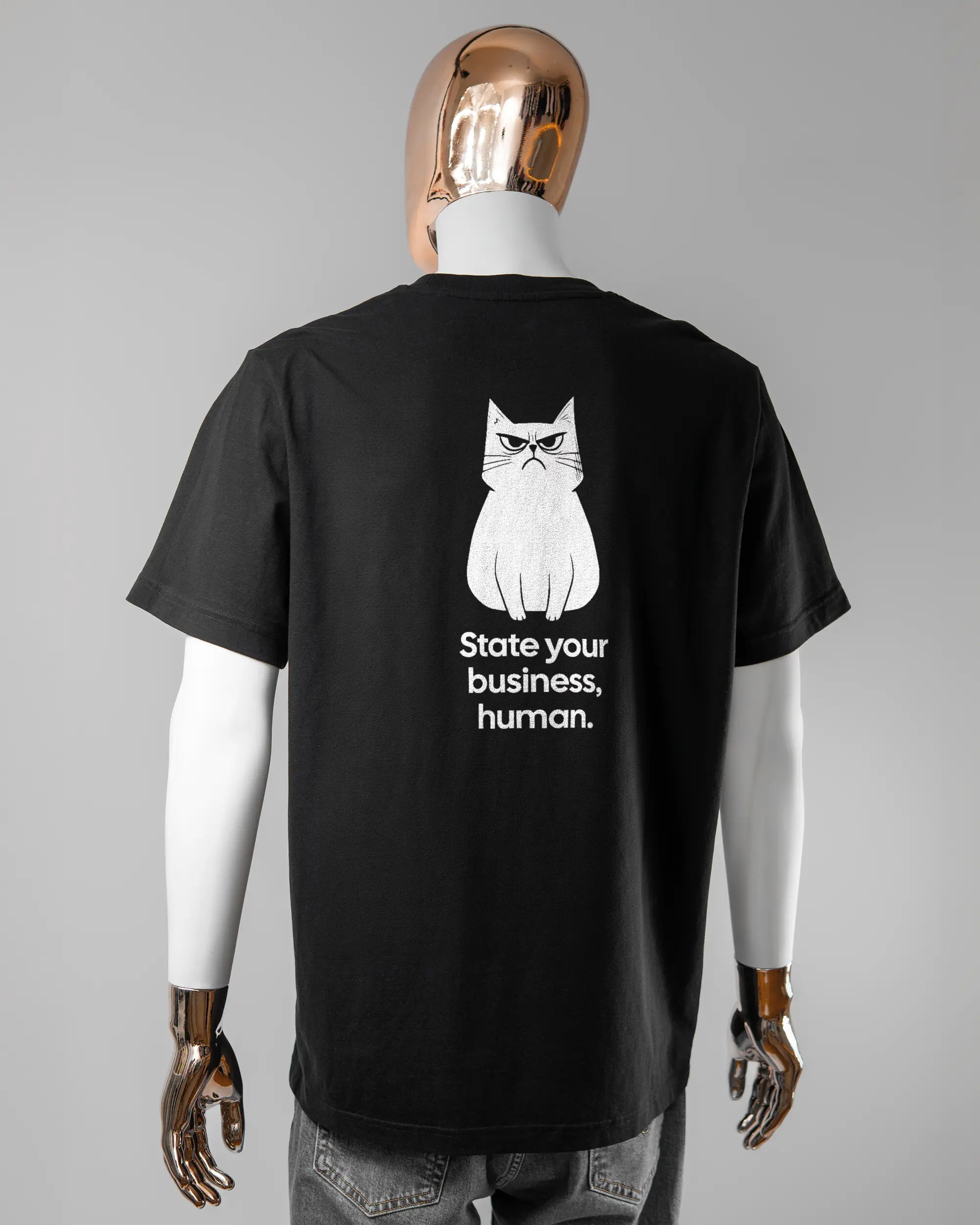 Rückseite des Organic Unisex T-Shirt Relaxed von Maondo mit dem Design Grumpy Purr in der Farbe Black und in der Größe L getragen von einer maskulinen Puppe