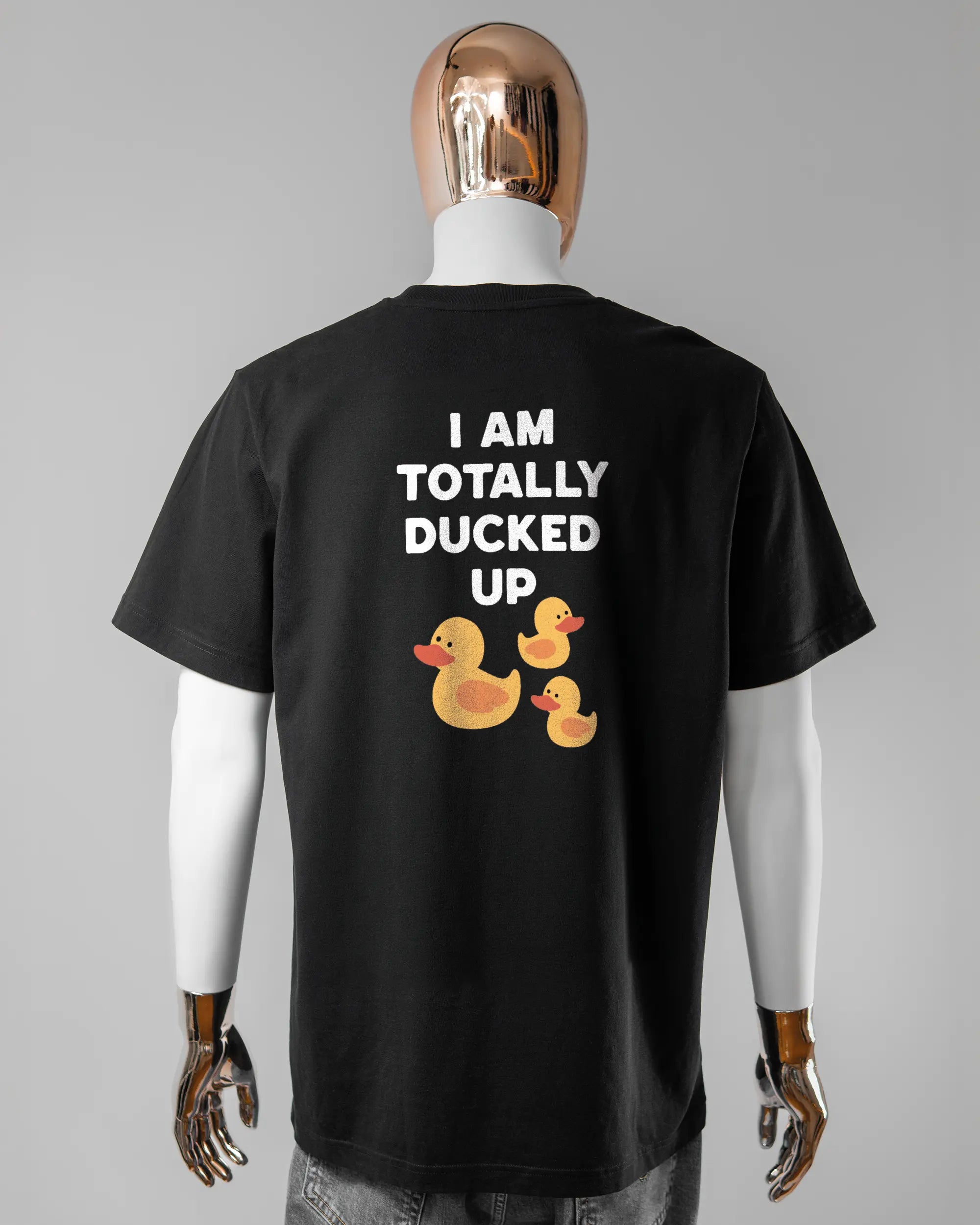 Rückseite des Organic Unisex T-Shirt Relaxed von Maondo mit dem Design Ducked Up in der Farbe Black und in der Größe L getragen von einer maskulinen Puppe