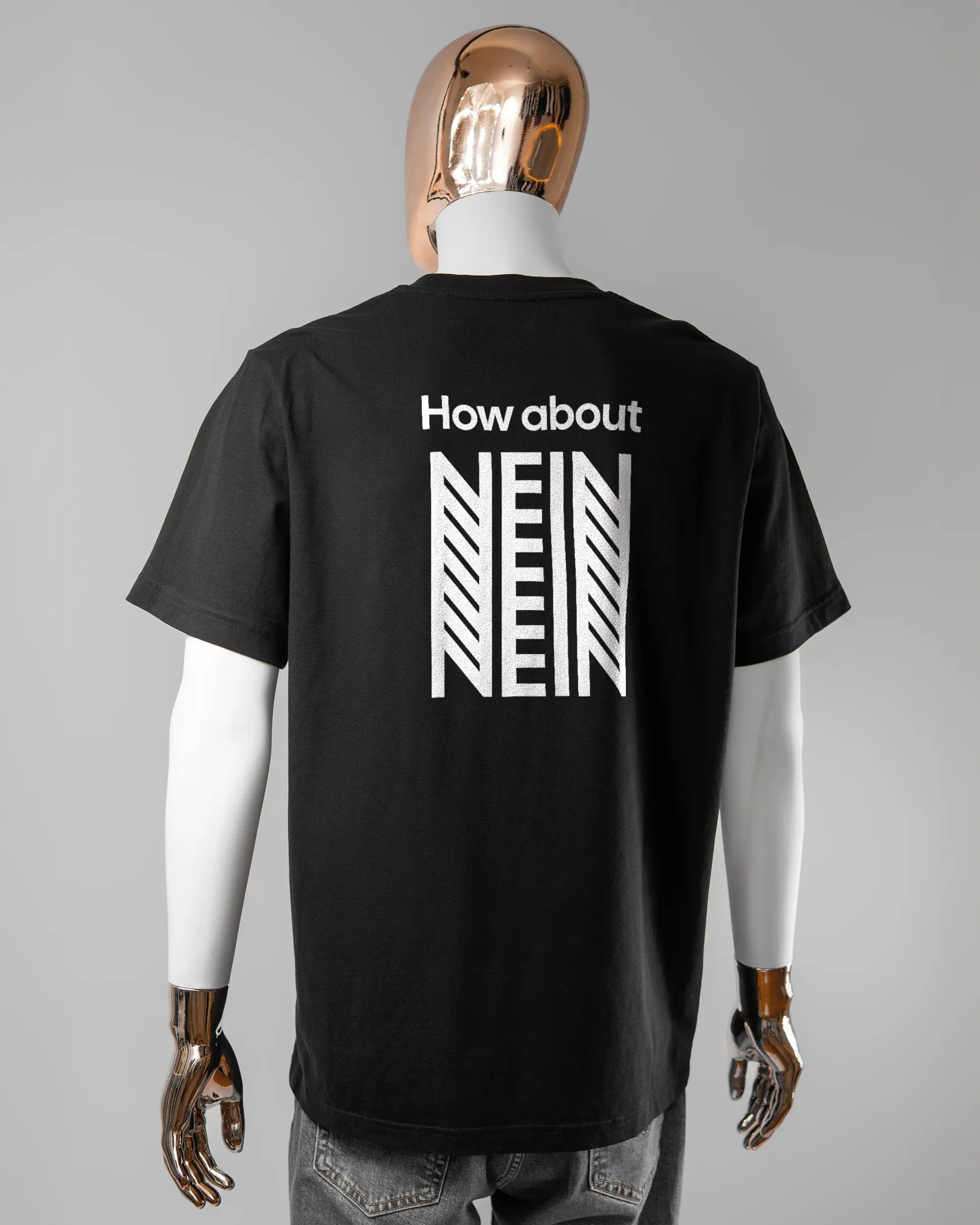 Rückseite des Organic Unisex T-Shirt Relaxed von Maondo mit dem Design How about nein in der Farbe Black und in der Größe L getragen von einer maskulinen Puppe